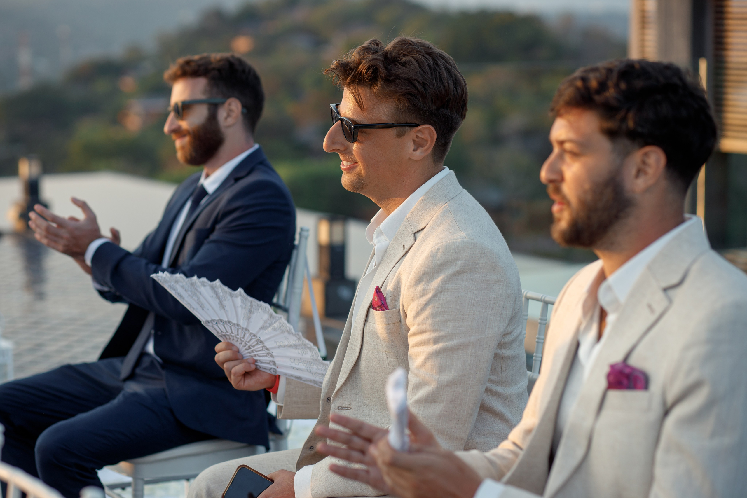 улыбки гостей во время церемонии на закате