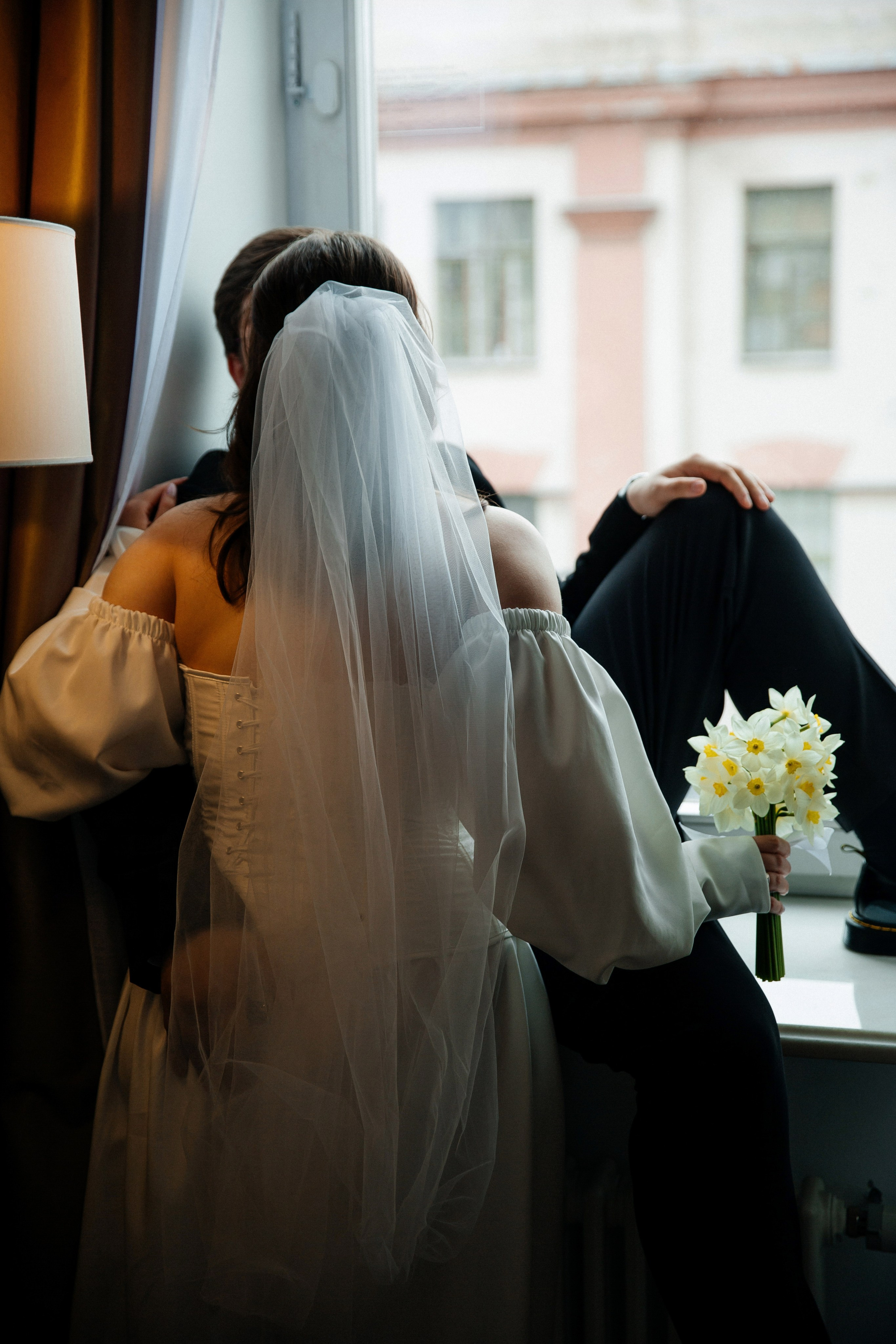 Съемка в отеле и регистрация прохладным майским днем. Свадебный фотограф в Санкт-Петербурге Вика Стукачева