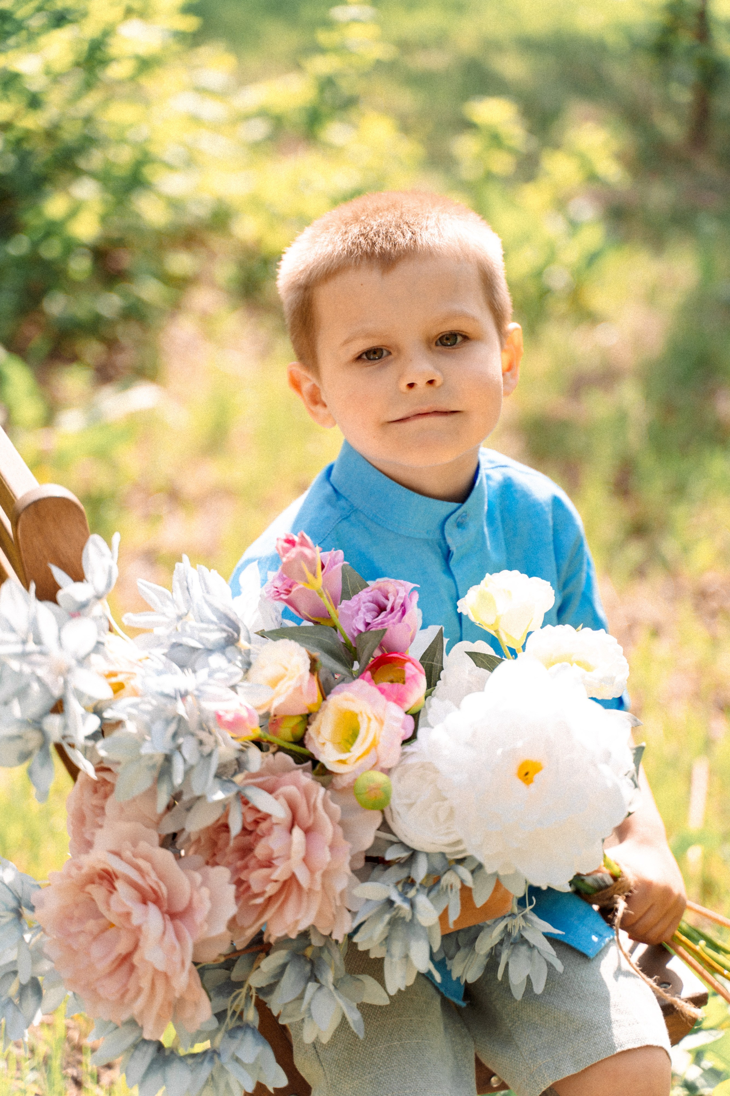 Сава и Ася в цветущем саду. Семейный фотограф Новочеркасск