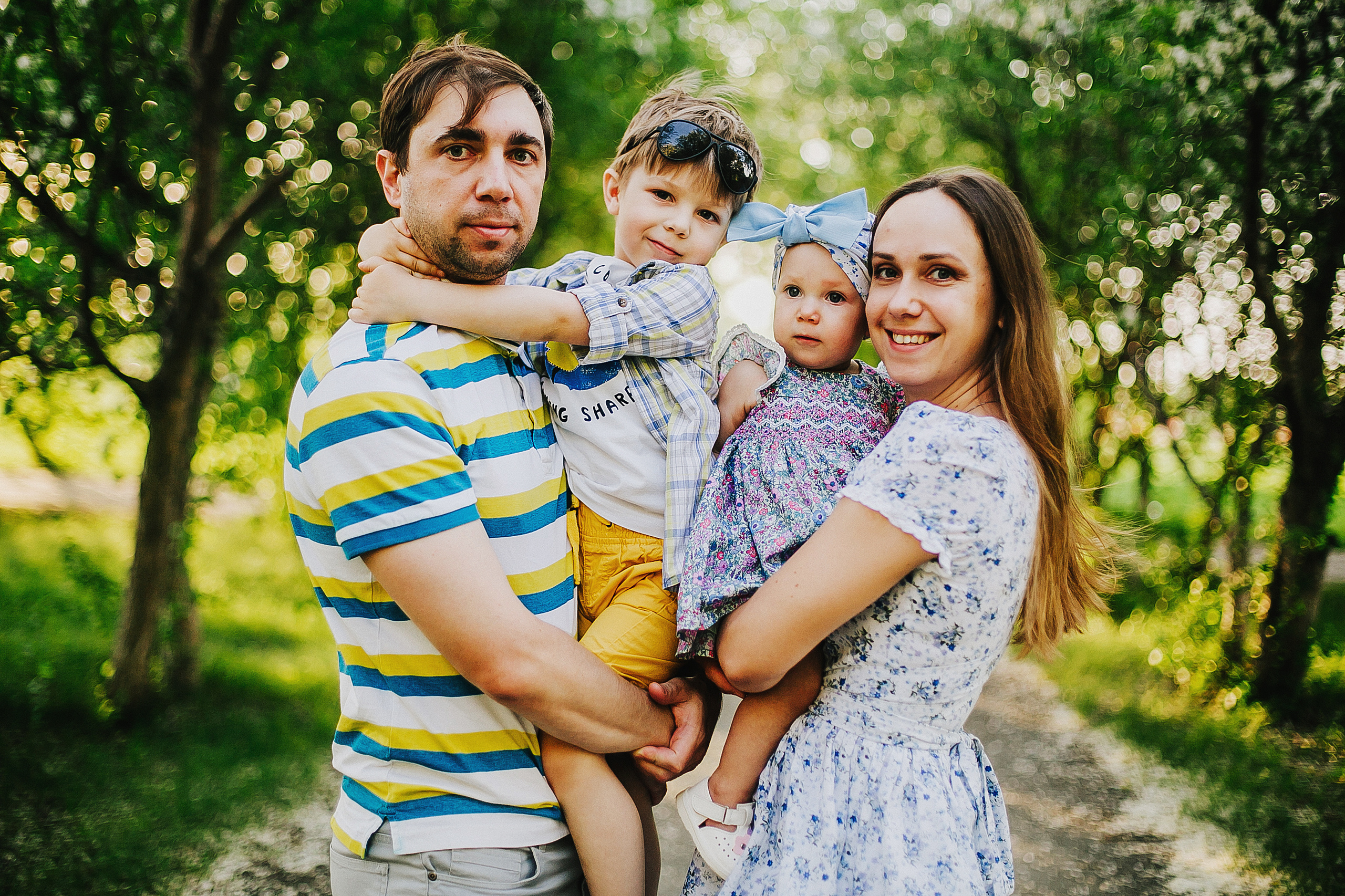 Миша, Маша и родители. Фотограф Полина Егорова город Тюмень