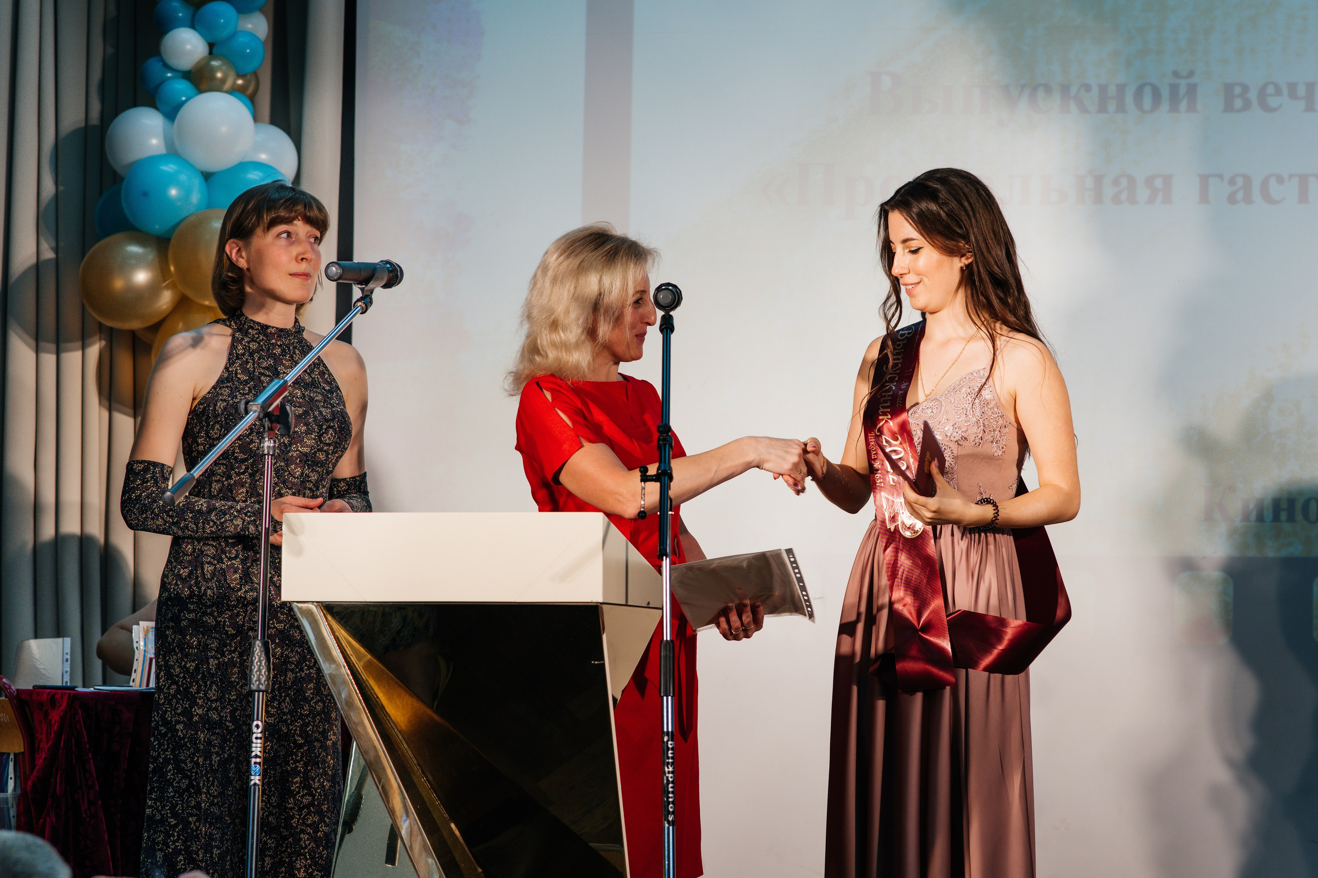 Вручение аттестатов. Выпускные альбомы в Подольске Москве и МО