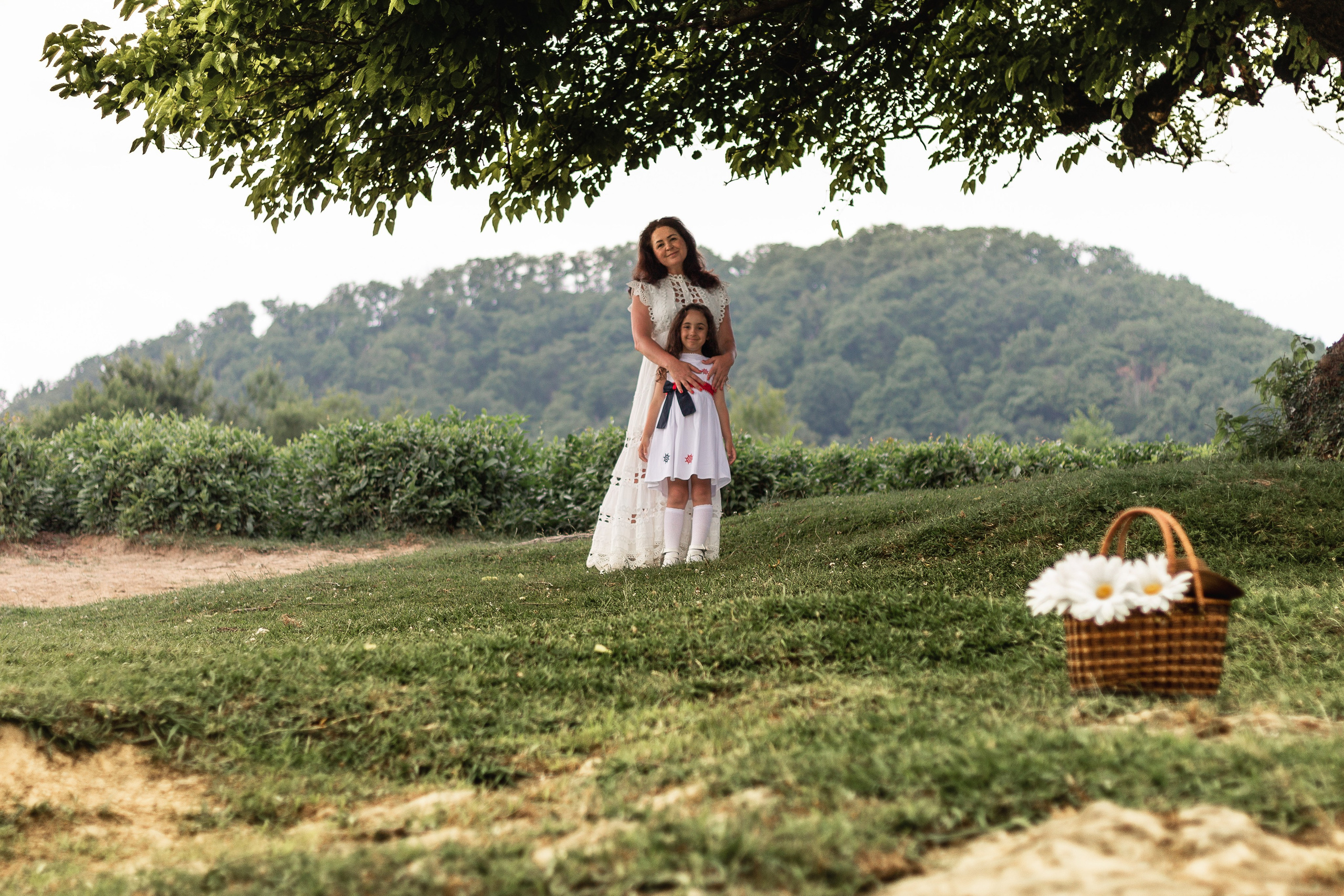 Мама с дочкой встречают закат в горах. Семейный фотограф в Сочи, Лоо, Дагомысе, Вардане Кучумова Олеся
