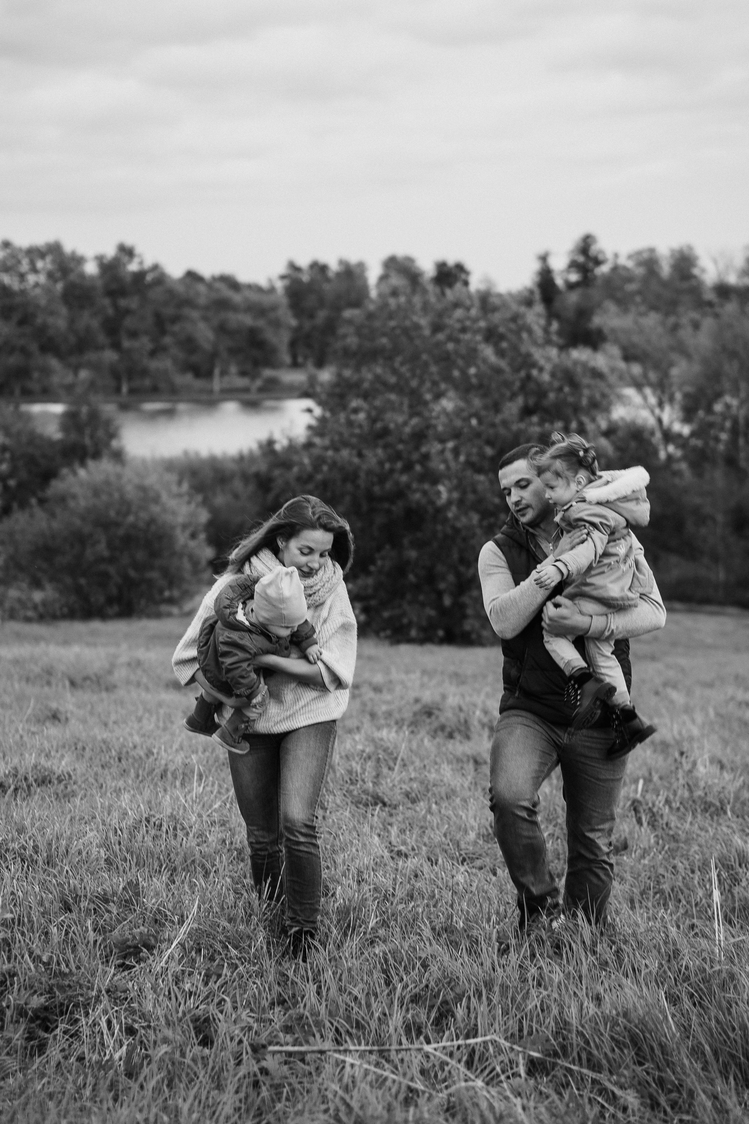 Семья Алеси и Ульяны на природе. Фотограф Ольга Игорева