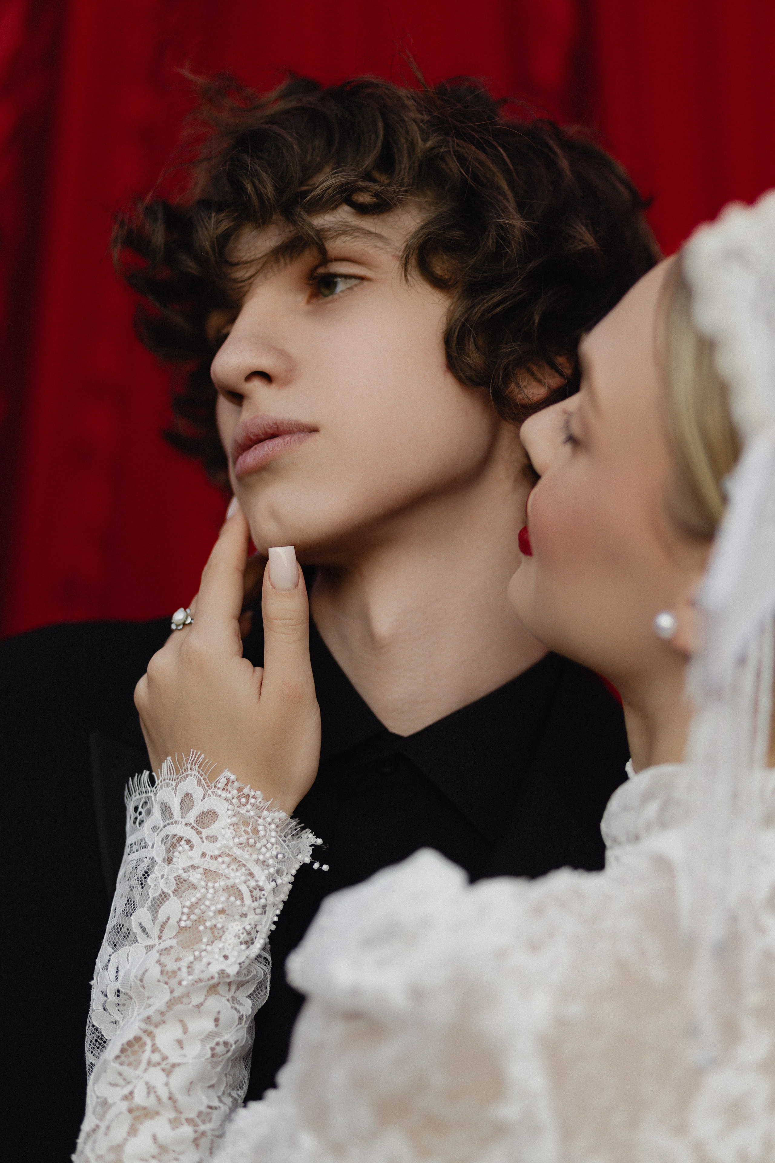 Женская фотосессия в Ростове-на-Дону, студийная съёмка, светлый интерьер, чувственный портрет, фотограф подчеркивает индивидуальность и красоту модели.