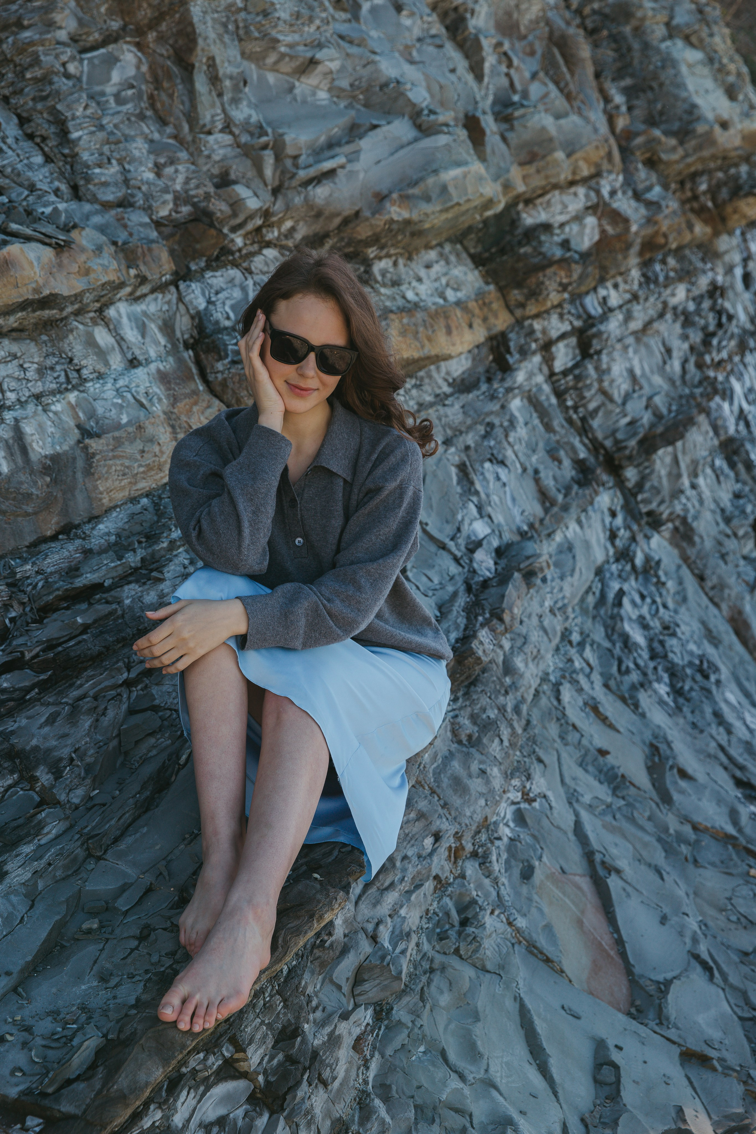 На галечном пляже