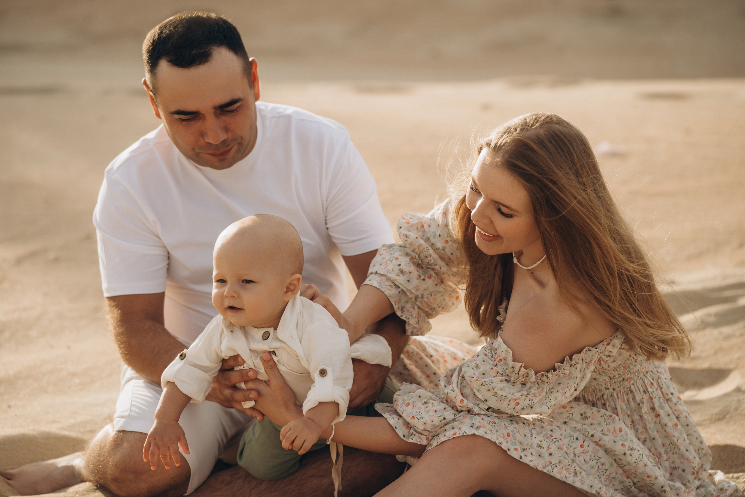 Фотосессия семьи на пляже Голубицкой – естественные эмоции и радость, фотограф Голубицкая