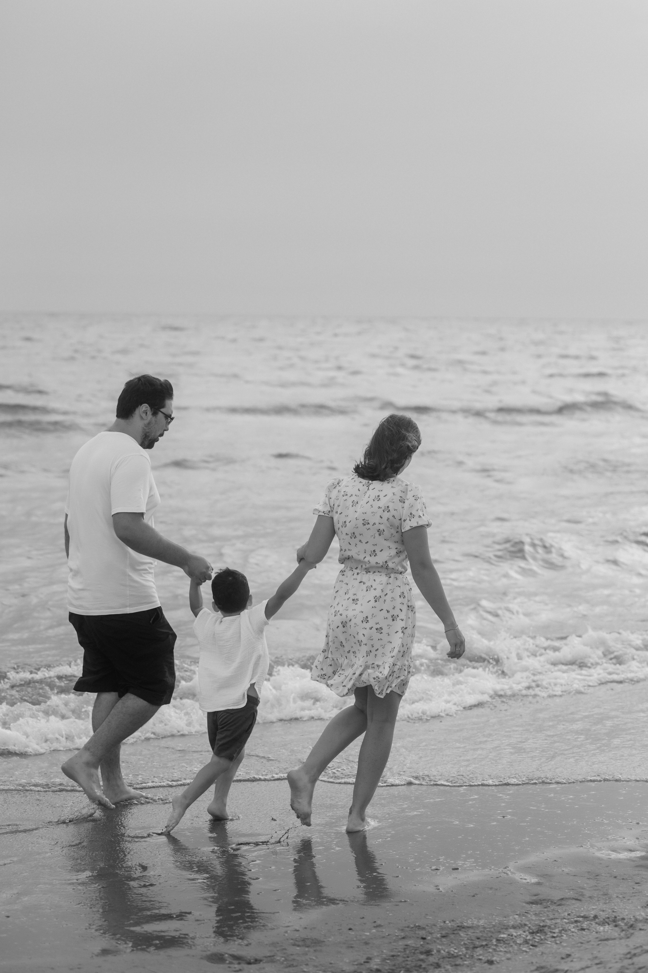 Новороссийская фотосессия – семейные объятия на камнях у воды, фотограф Новороссийск