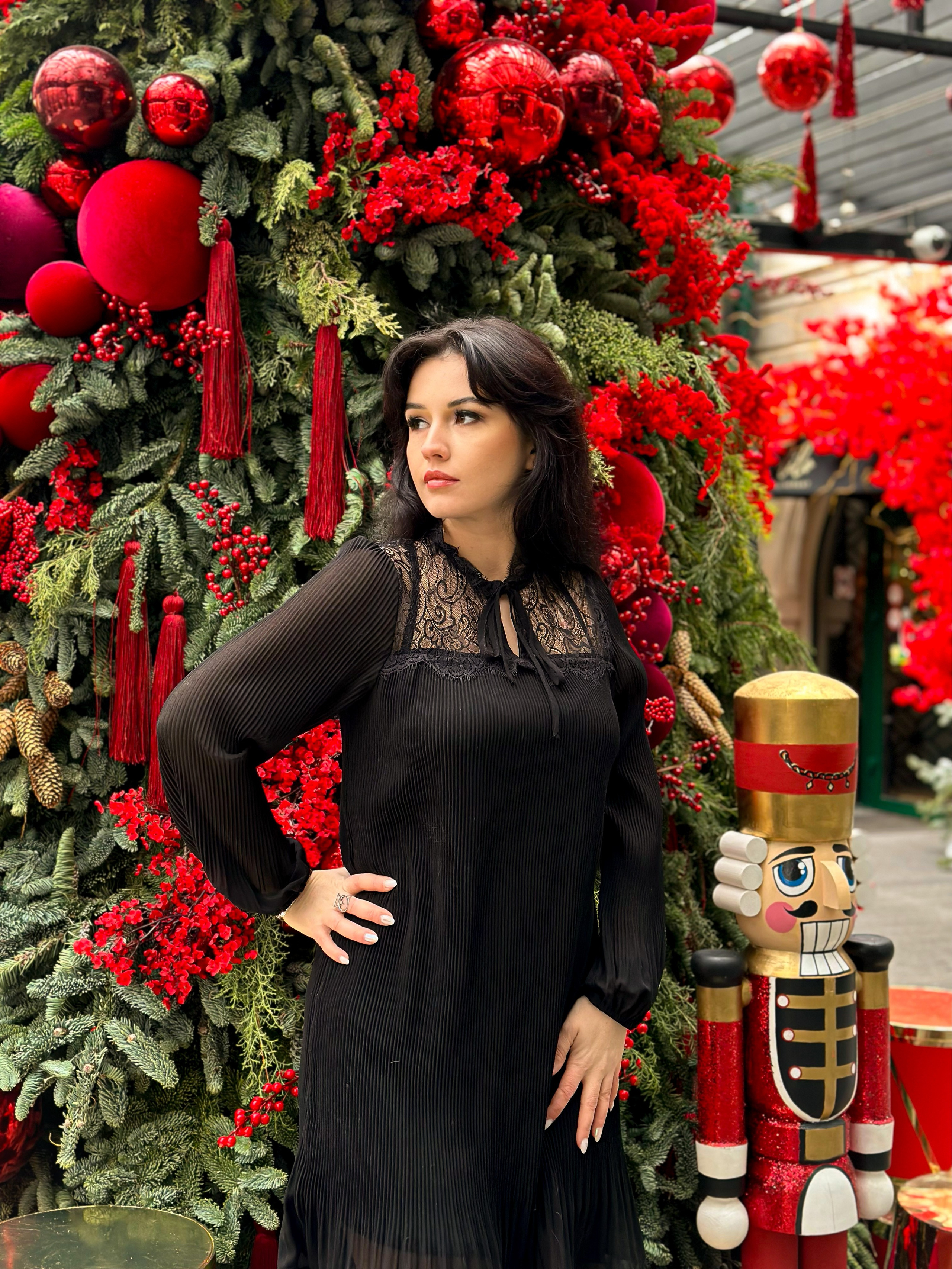 Можно стилизовать с каблуками и украшениями — для вечернего настроения, или босиком и с естественным макияжем — для камерных кадров «дома». 