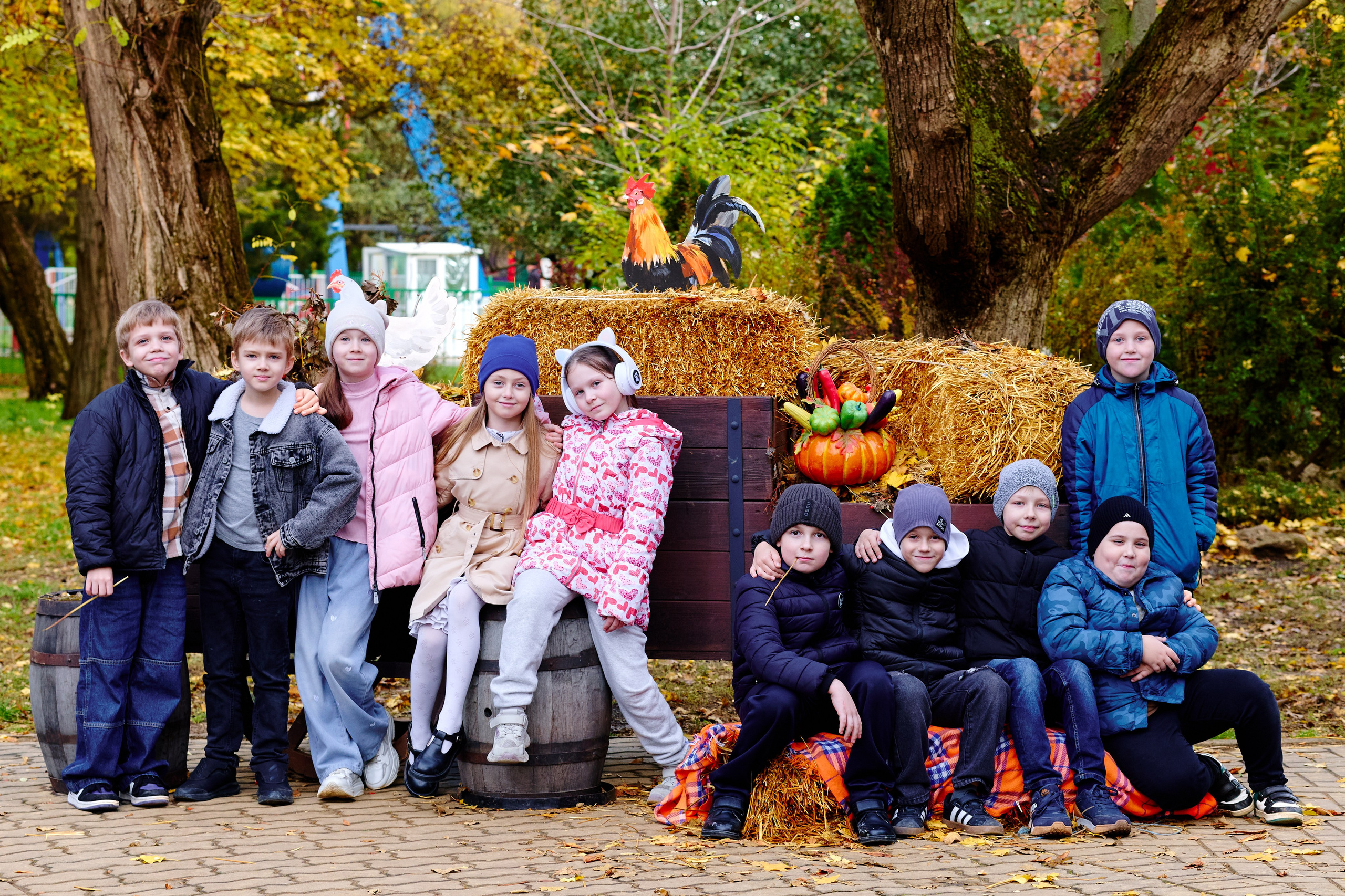 Прогулка в парке классом. Фотограф Выпускные альбомы Таганрог Сергей Коробченко