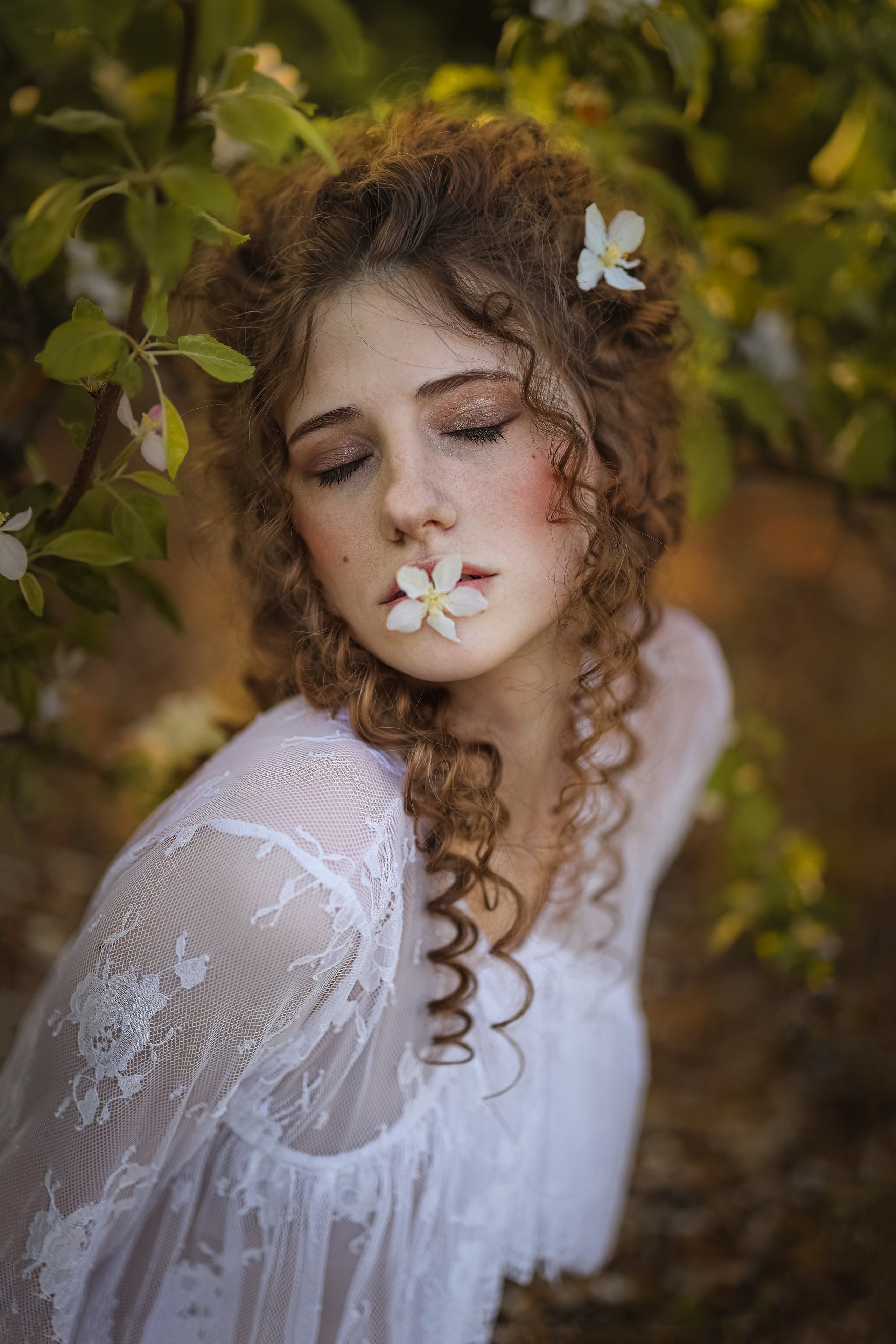 Фотограф Сочи , девушка в яблоневом саду, цветущий сад Абхазии