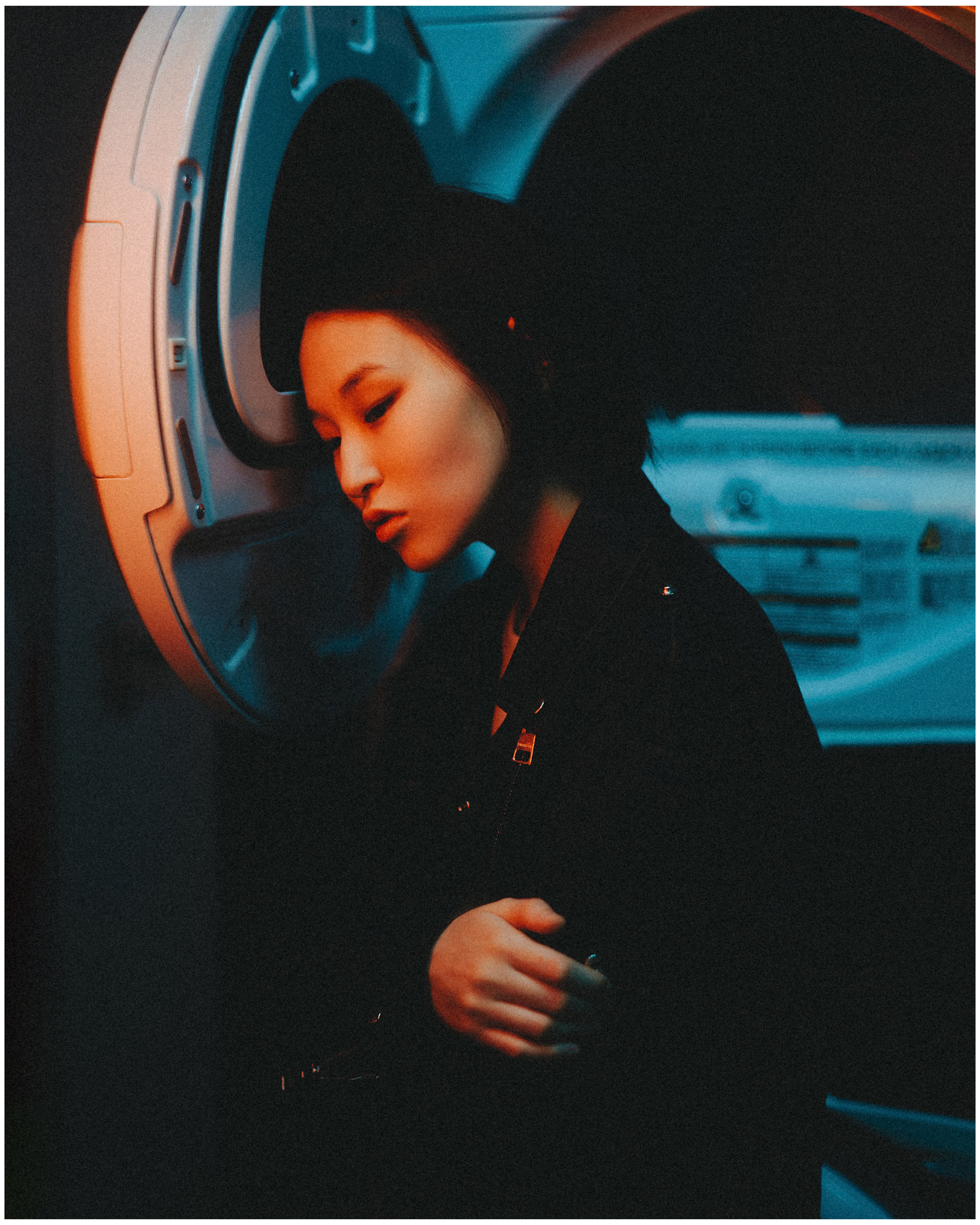 Киношная фотосессия в необычной локации с цветным светом