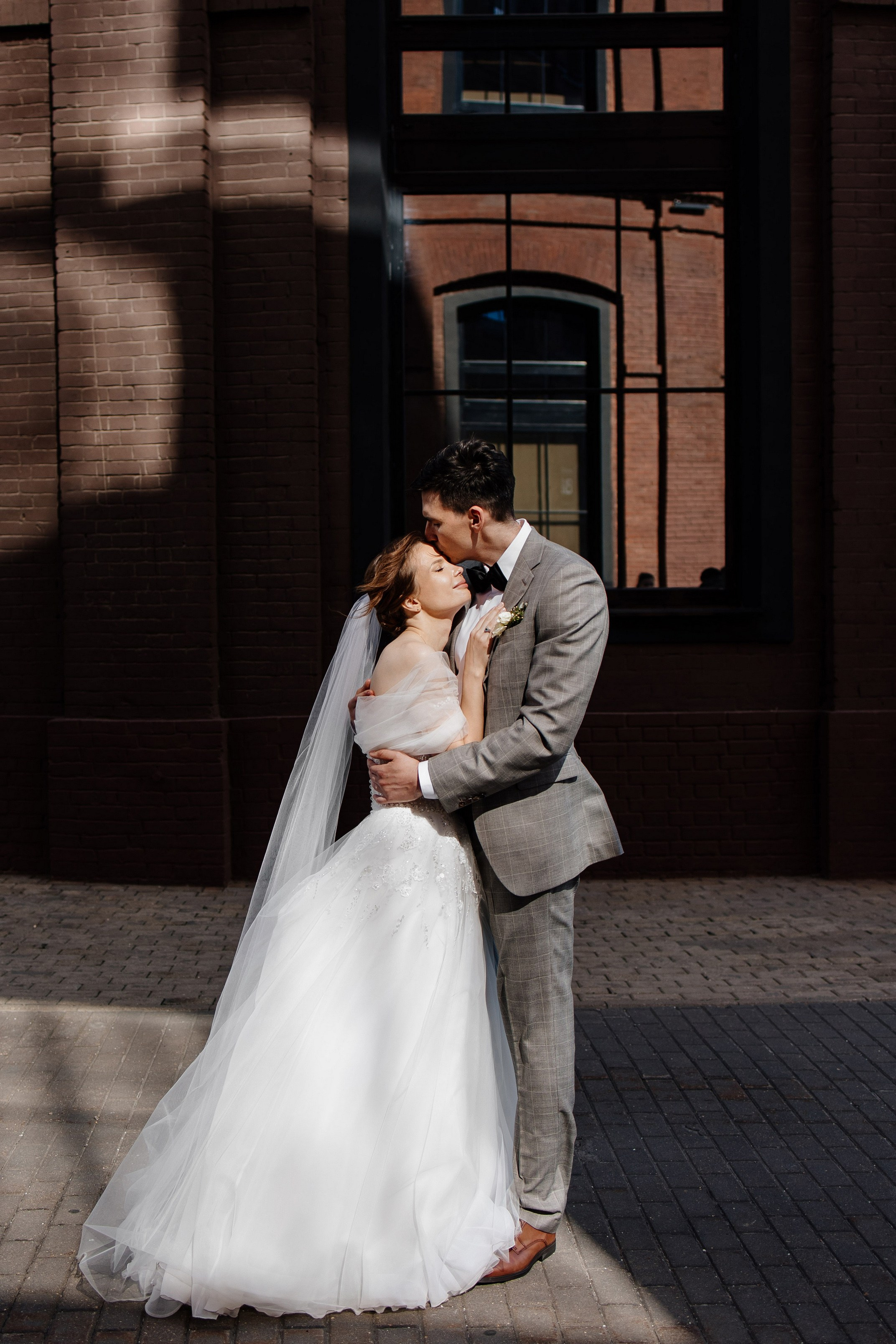 Свадебное утро в Hyatt Regency Хаятт Редженси, свадебная прогулка на Арме и банкет в О’Шалей. Свадебный и семейный фотограф Екатерина Иванова