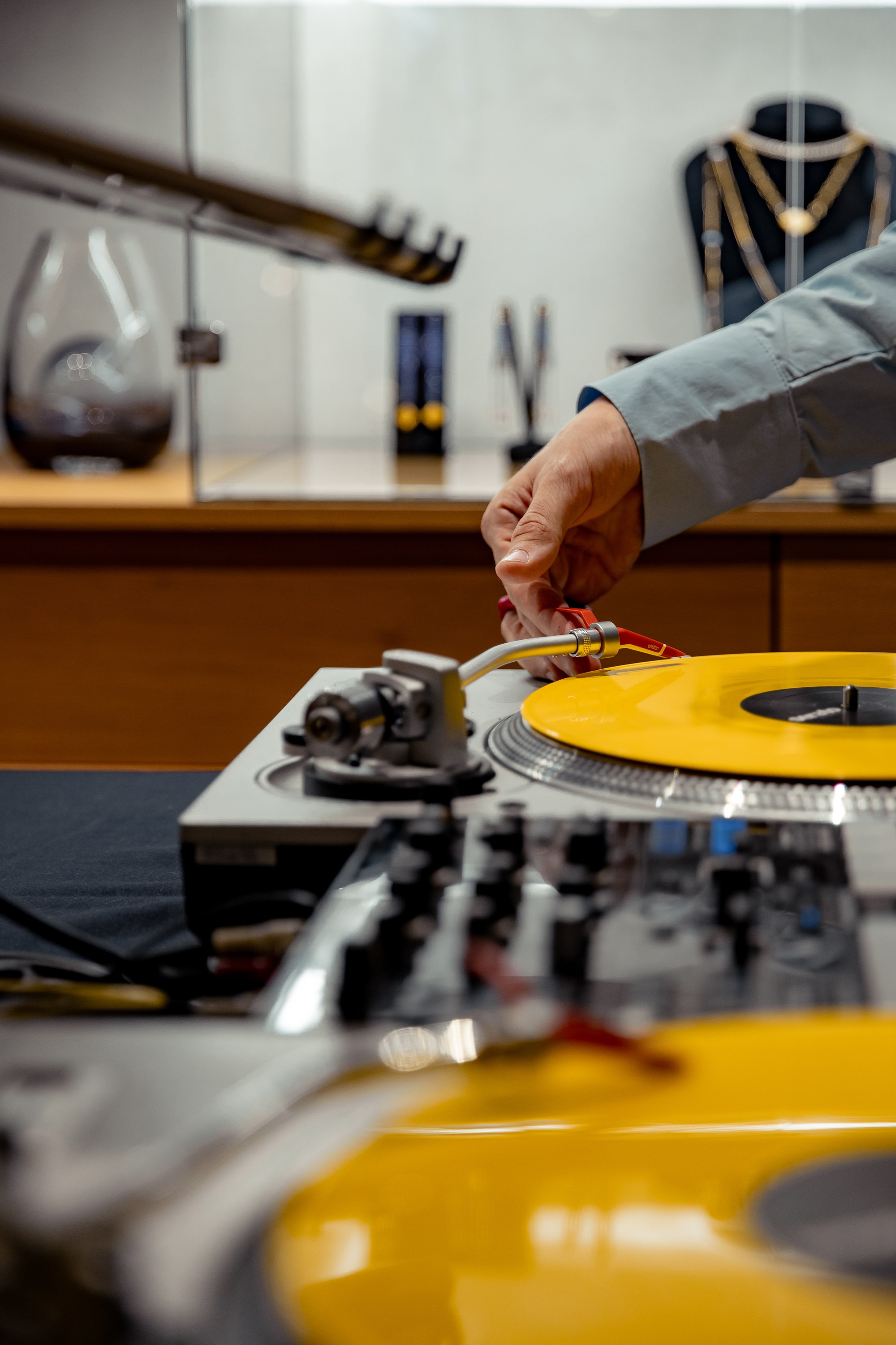 Презентация коллекции цветных драгоценностей в Le Noir. Главная