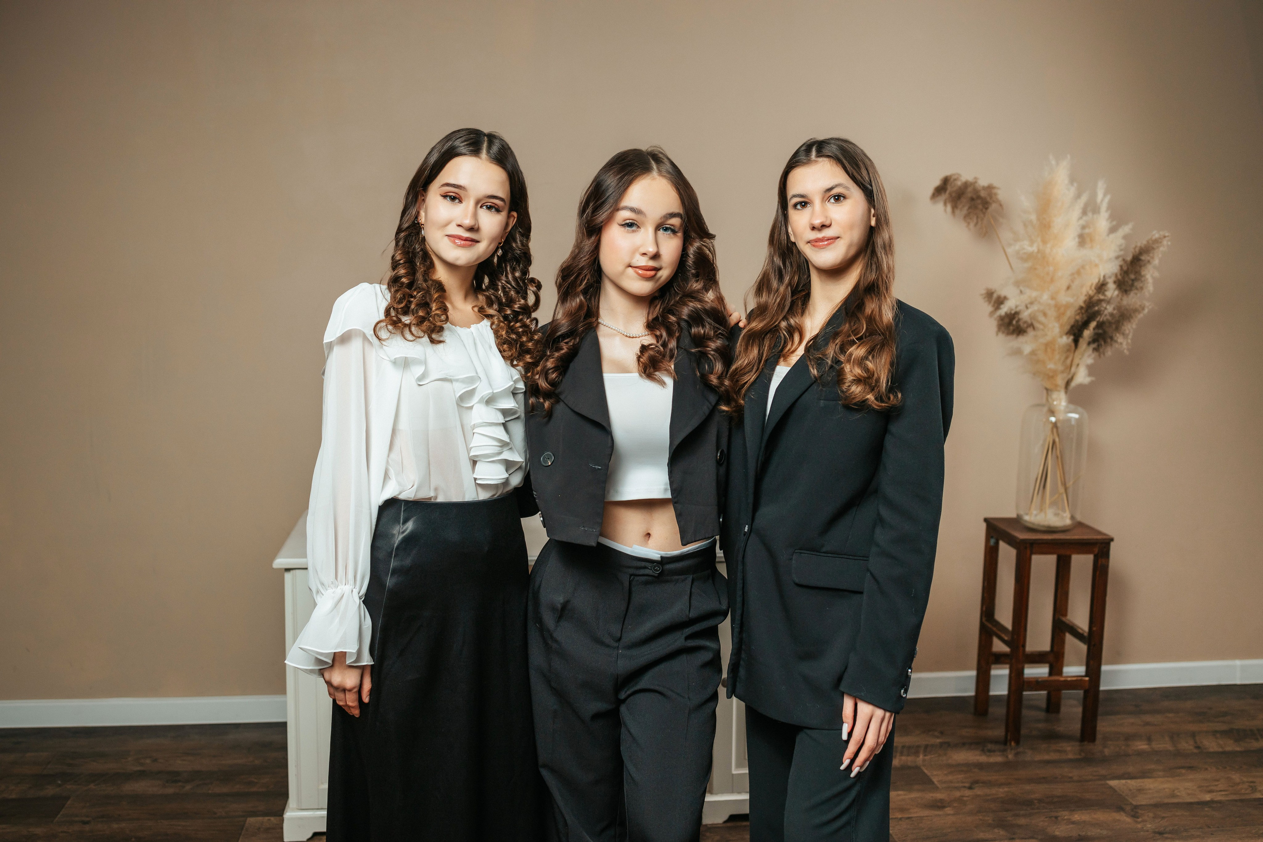 Студия школьной фотографии. Фотостудия выпускных альбомов в Твери. Студия школьной фотографии в Твери. Выпускные альбомы в Твери