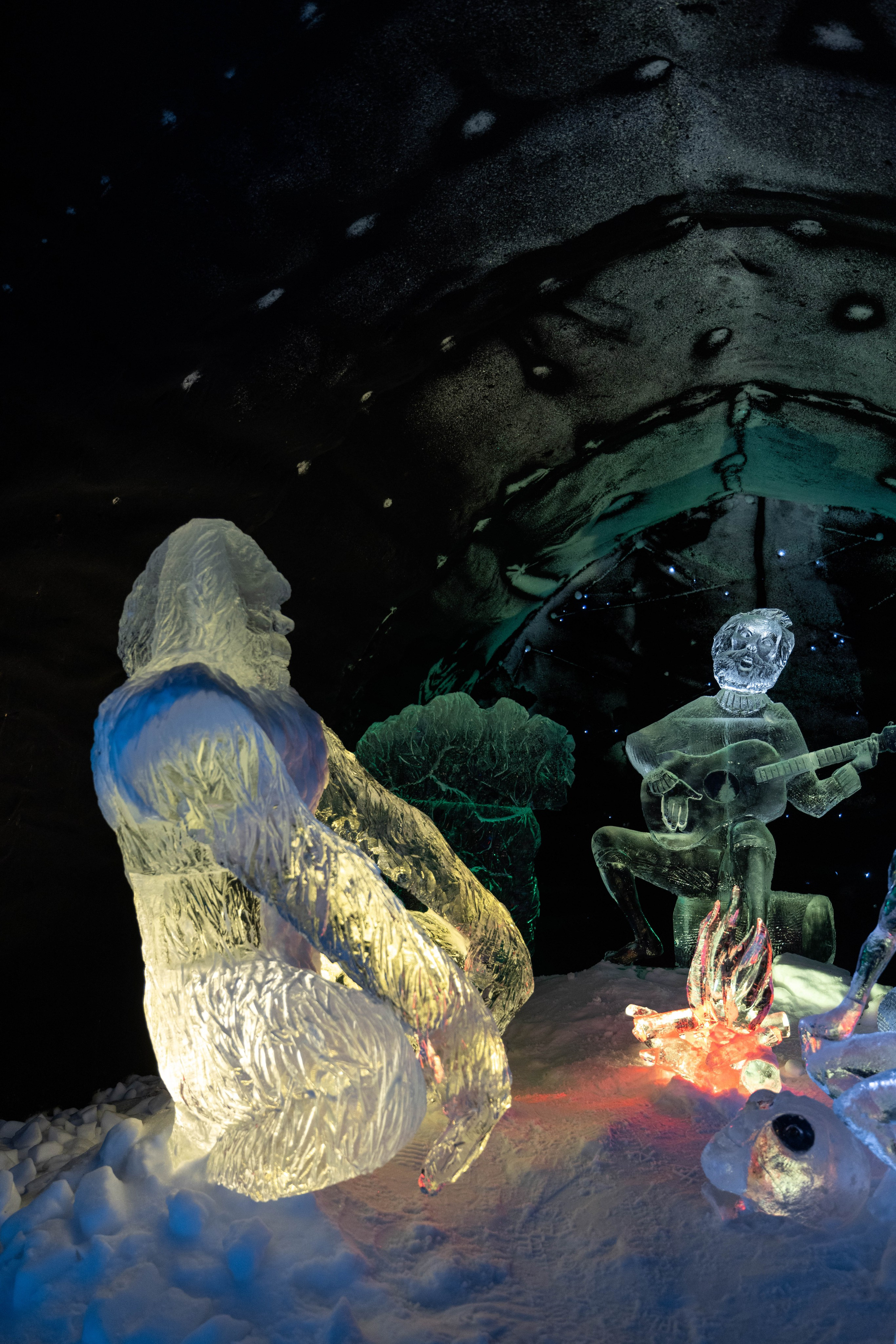 Снежная деревня. Турист оптимист