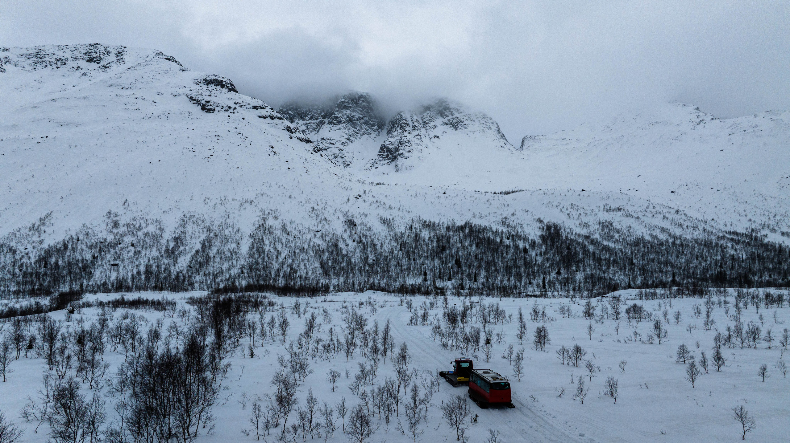 Долина реки Вудъявйорк и озеро Малый Вудъявр. Турист оптимист