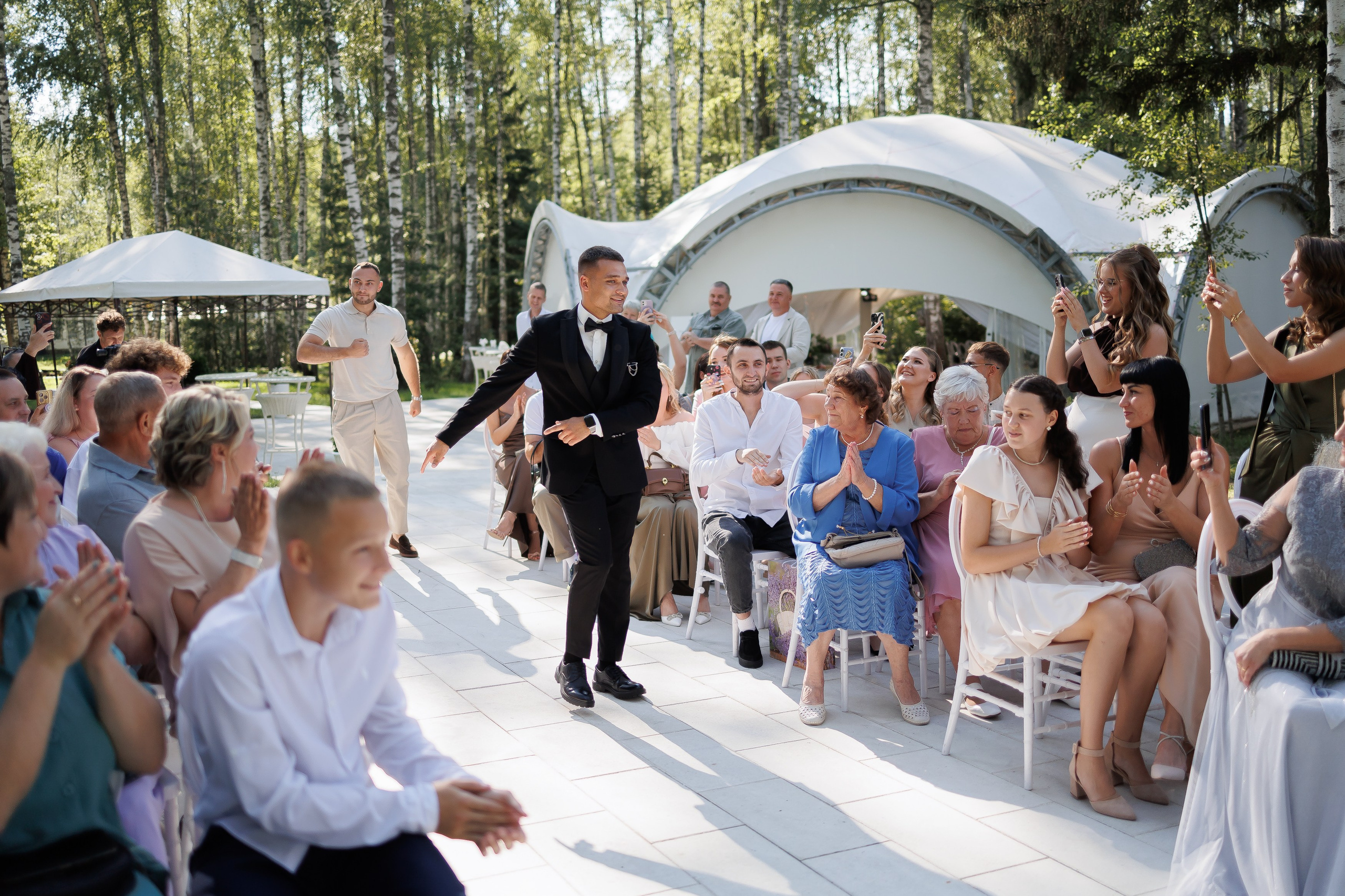 Выход жениха на выездной регистрации