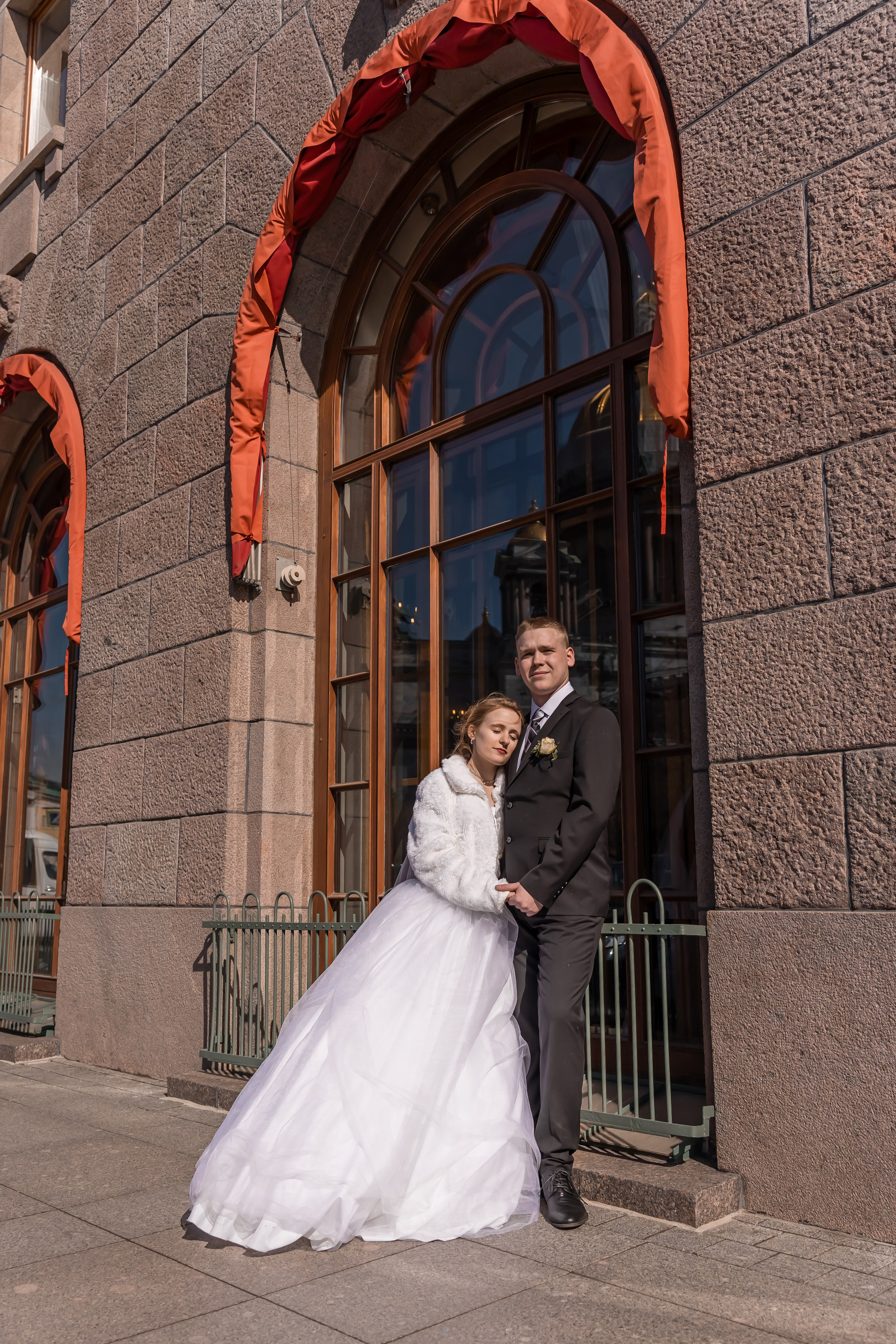 Стоимость услуг фотографа на свадьбу может варьироваться в зависимости от многих факторов, поэтому выбирайте с умом и получайте идеальные снимки вашего счастья.