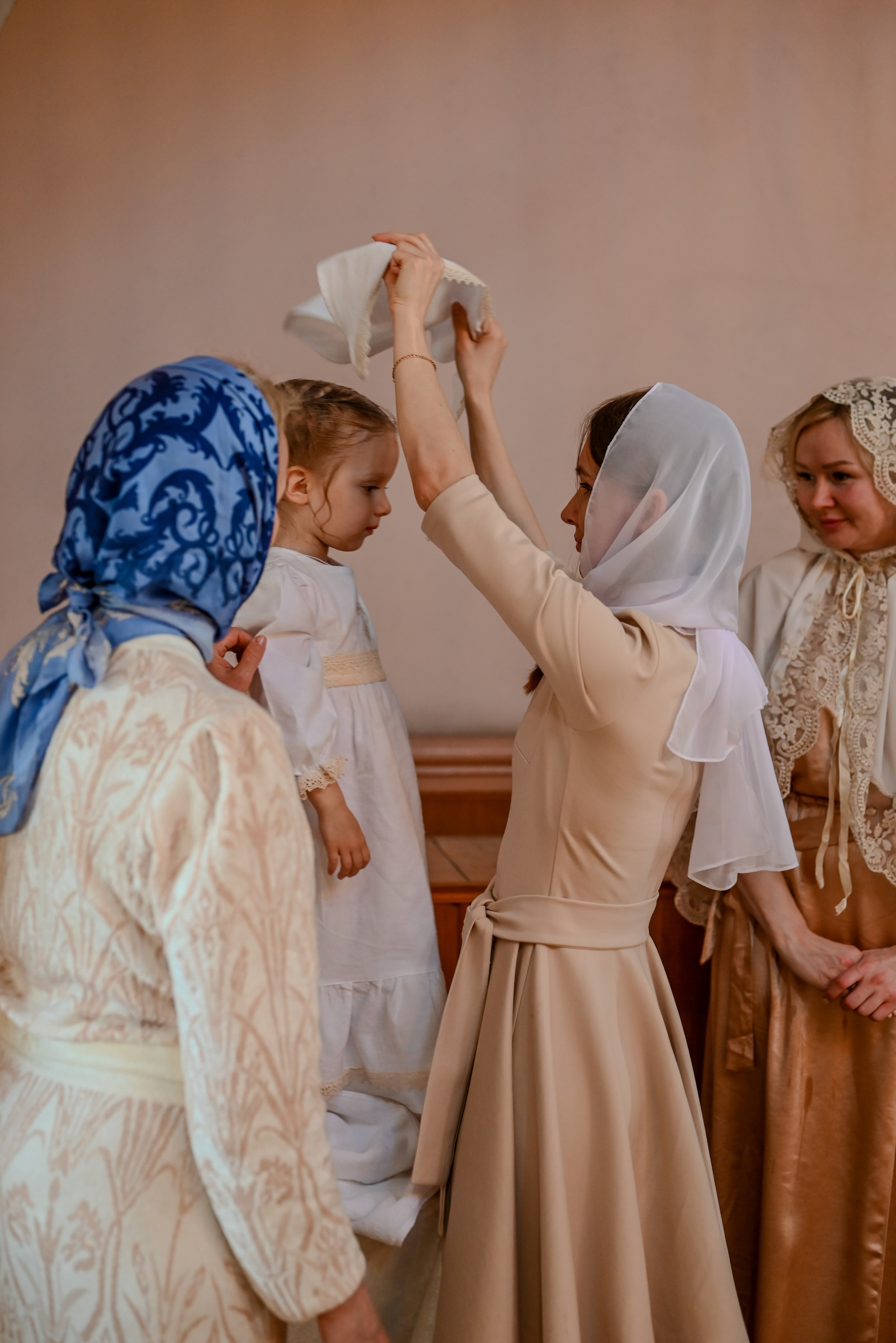 Крещение мама Анна. Семейный и детский фотограф Москва