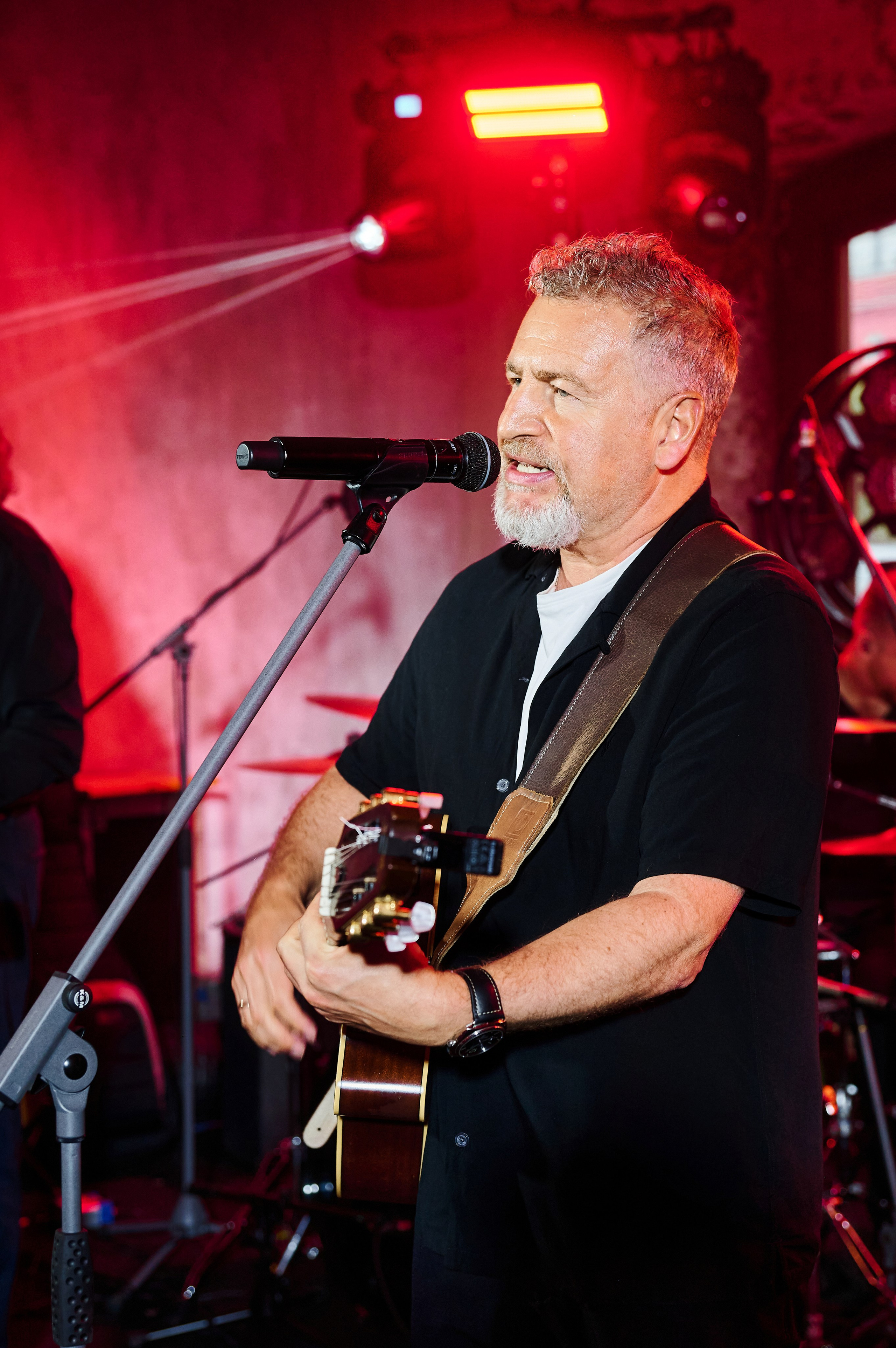 Разноцветное освещение, музыкант на сцене, концертная фотография