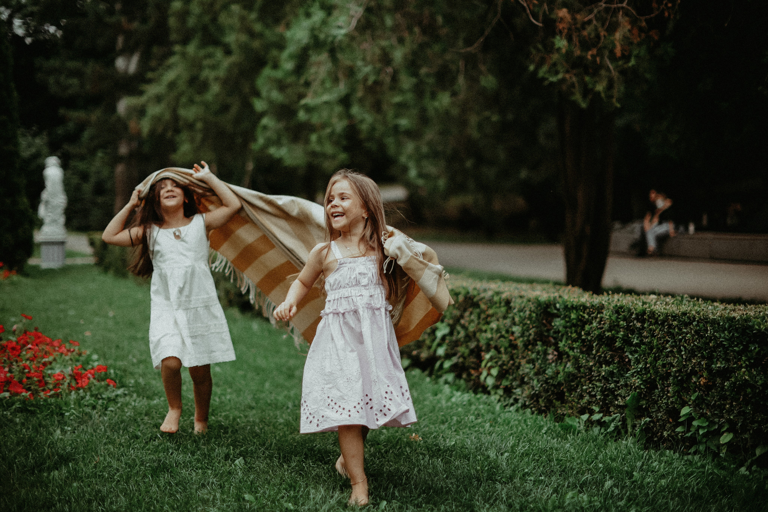 Летняя фотосессия в Ростовском парке. Аделина и Дарина. Omar Shapiev