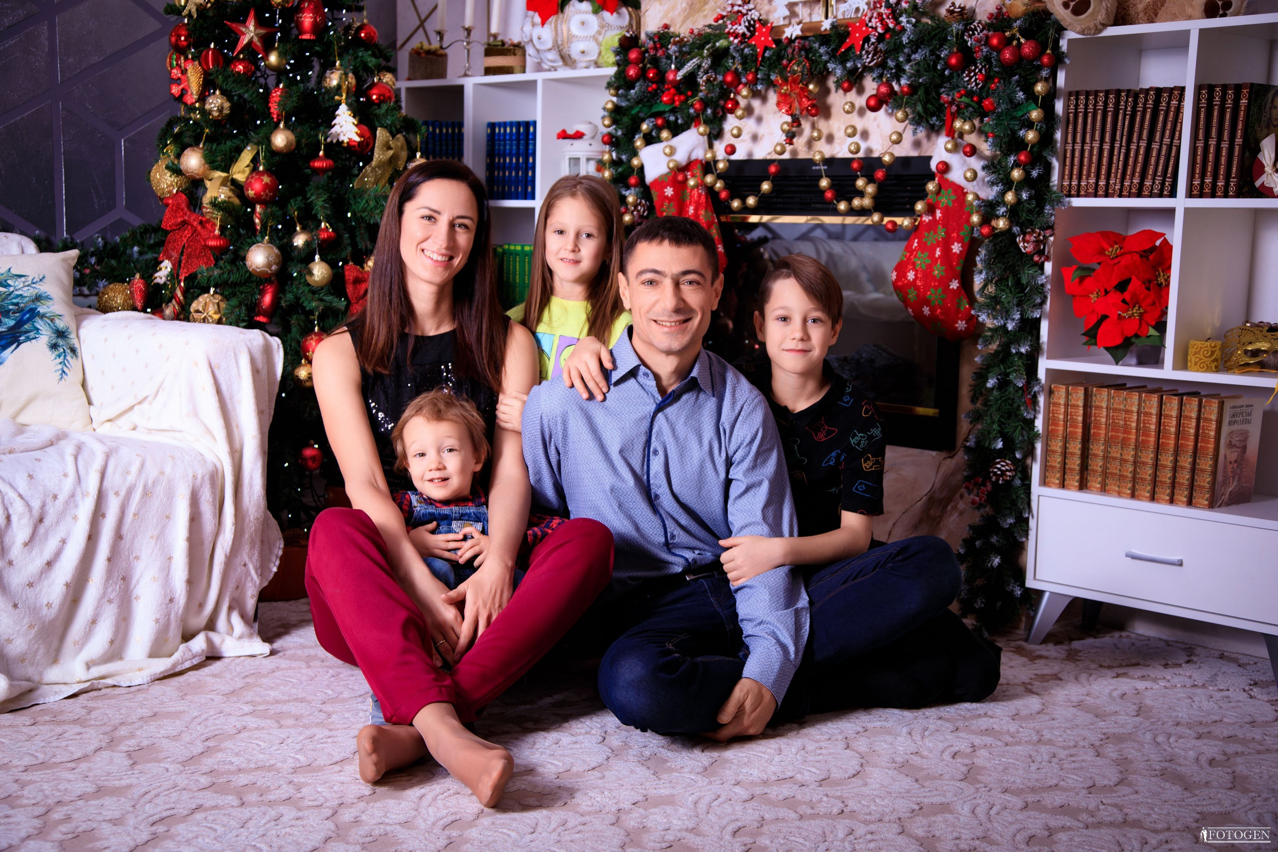 Портфолио больших семей: Единство и радость в новогодних интерьерах. Интерьерная фотостудия FOTOGEN г. Краснодар