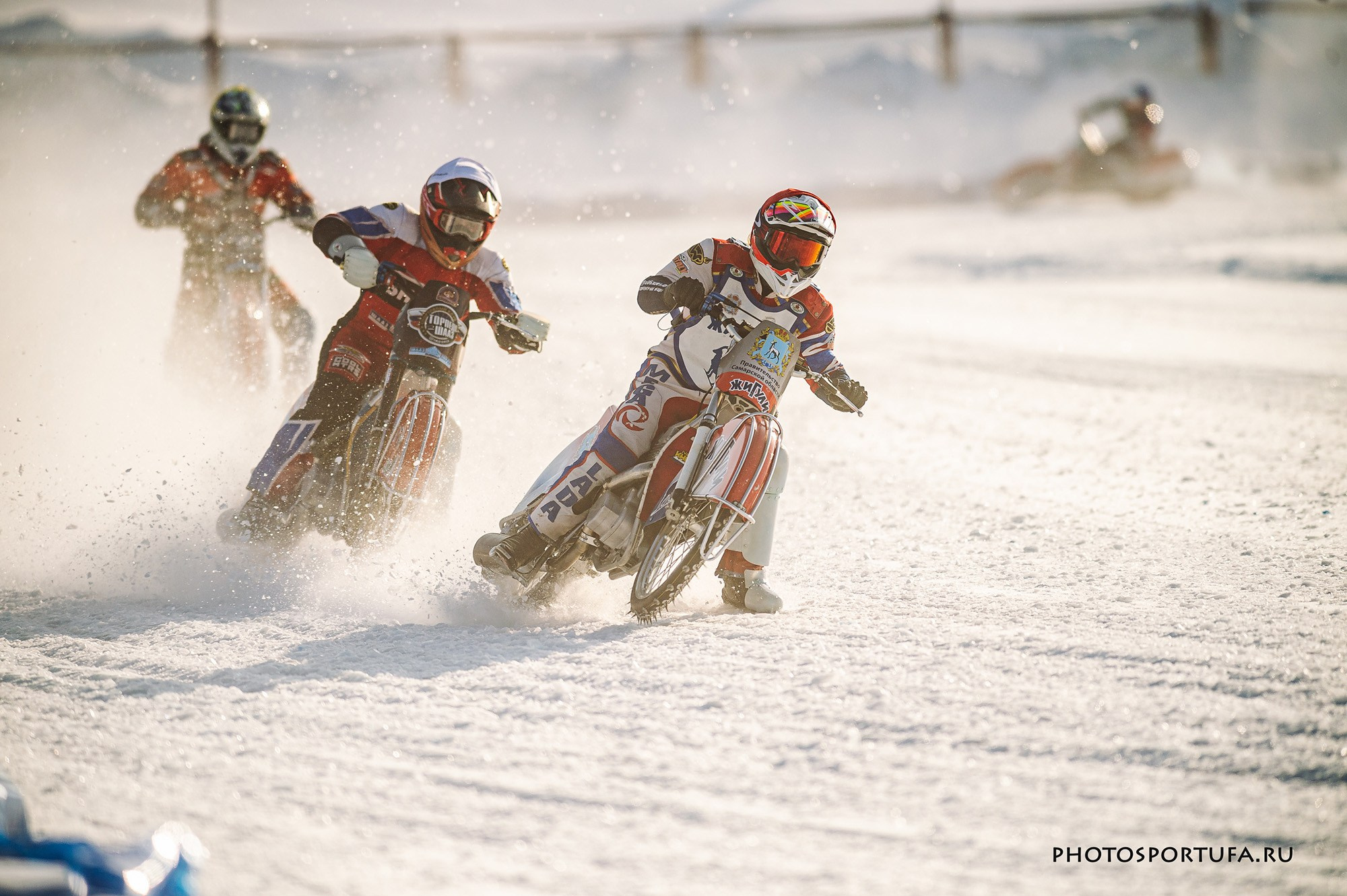 Мотогонку на льду. Спортивный фотограф в Уфе Евгений Буров
