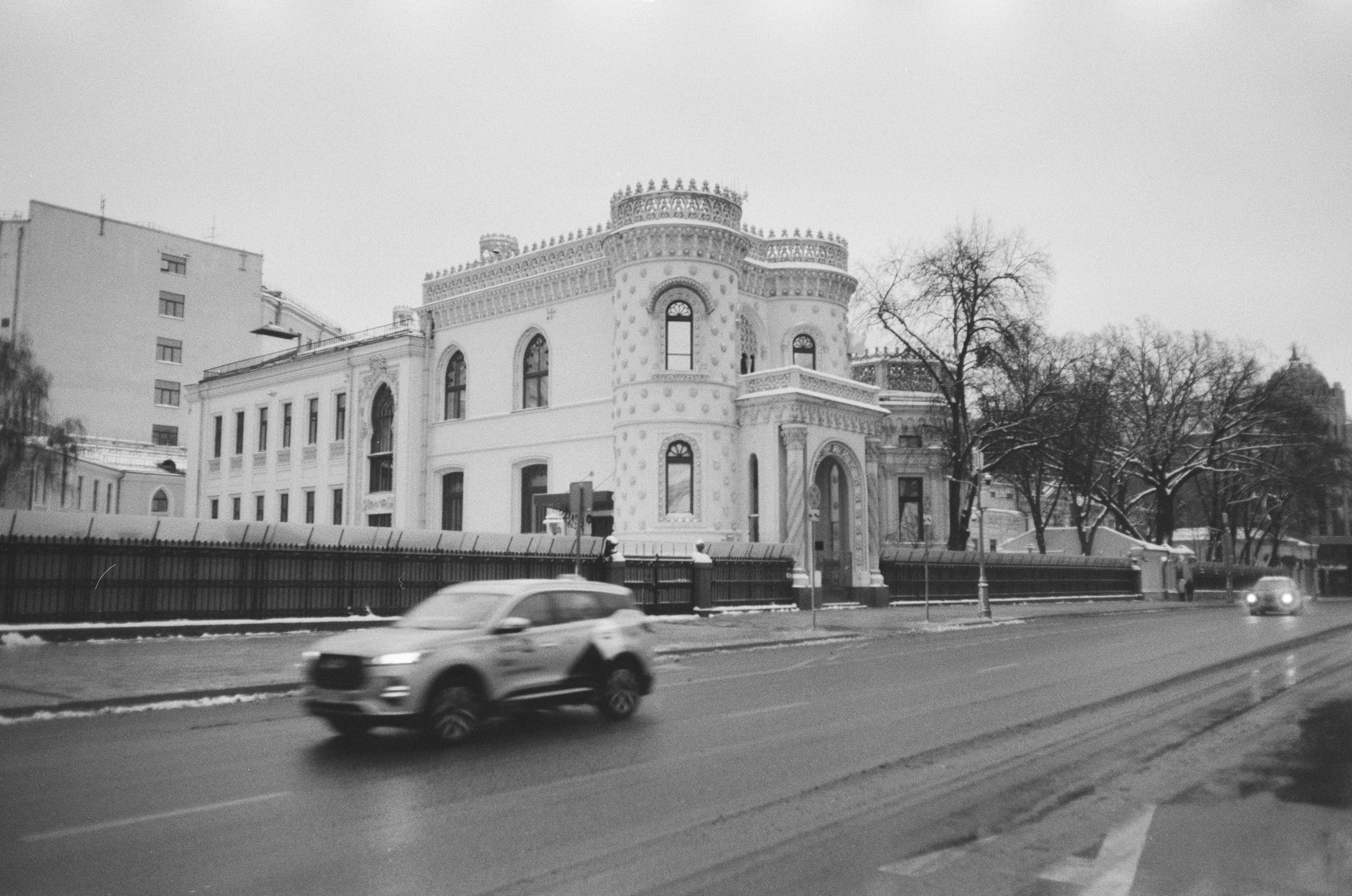 Воздвиженка / Voigtlander Bessa-T — Ultron 28 mm f2 / Fomapan 400 BW