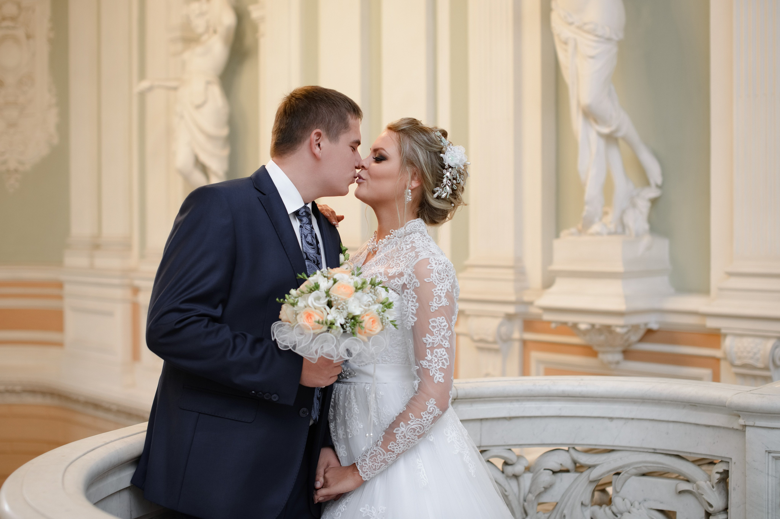 Свадебная фотосессия в первом дворце на Английской набережной от 7000 рублей.