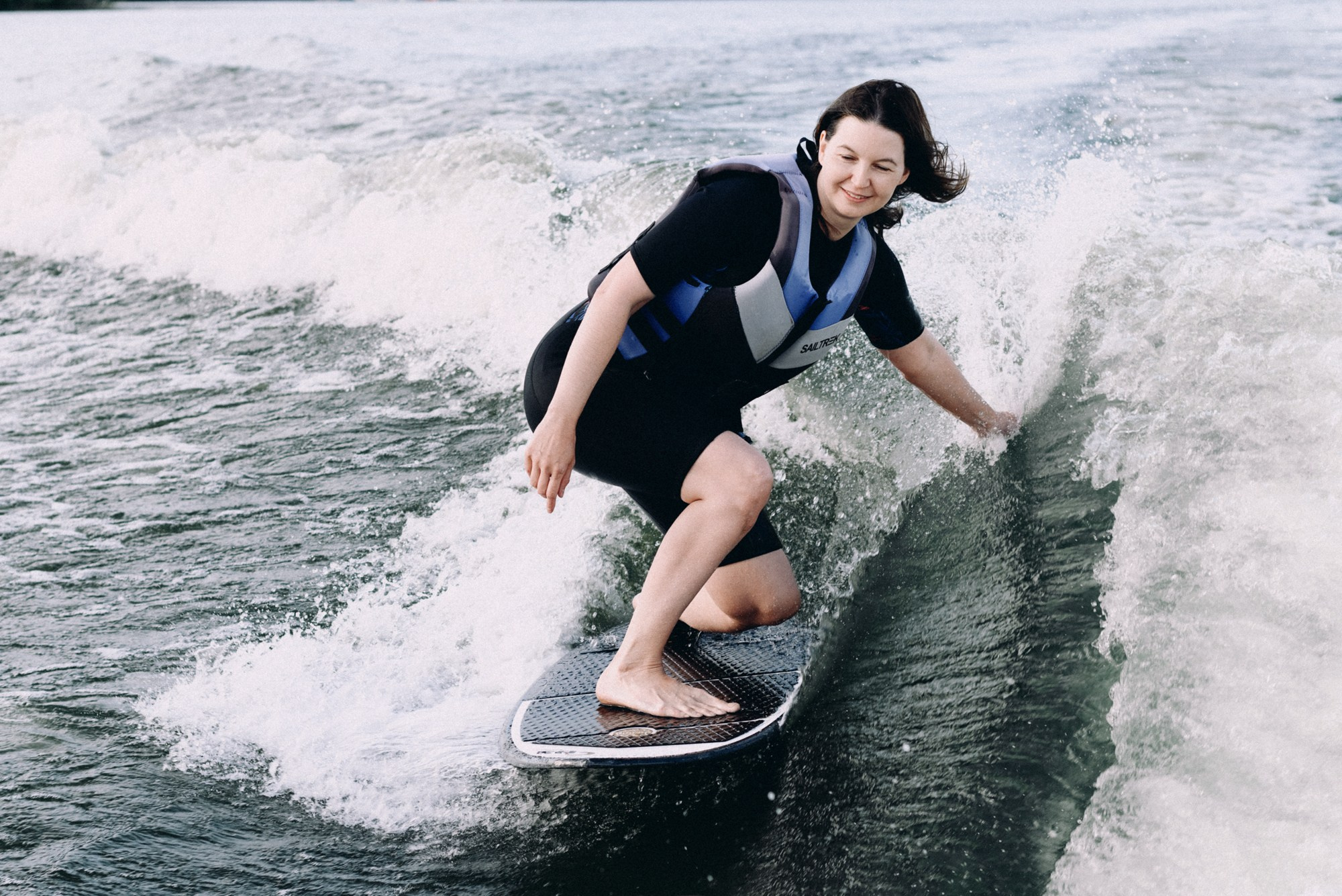 Активный вейксерфинг на озере Андреевском, фотограф в Тюмени поймал драйв и брызги волны во время экстремальной водной прогулки