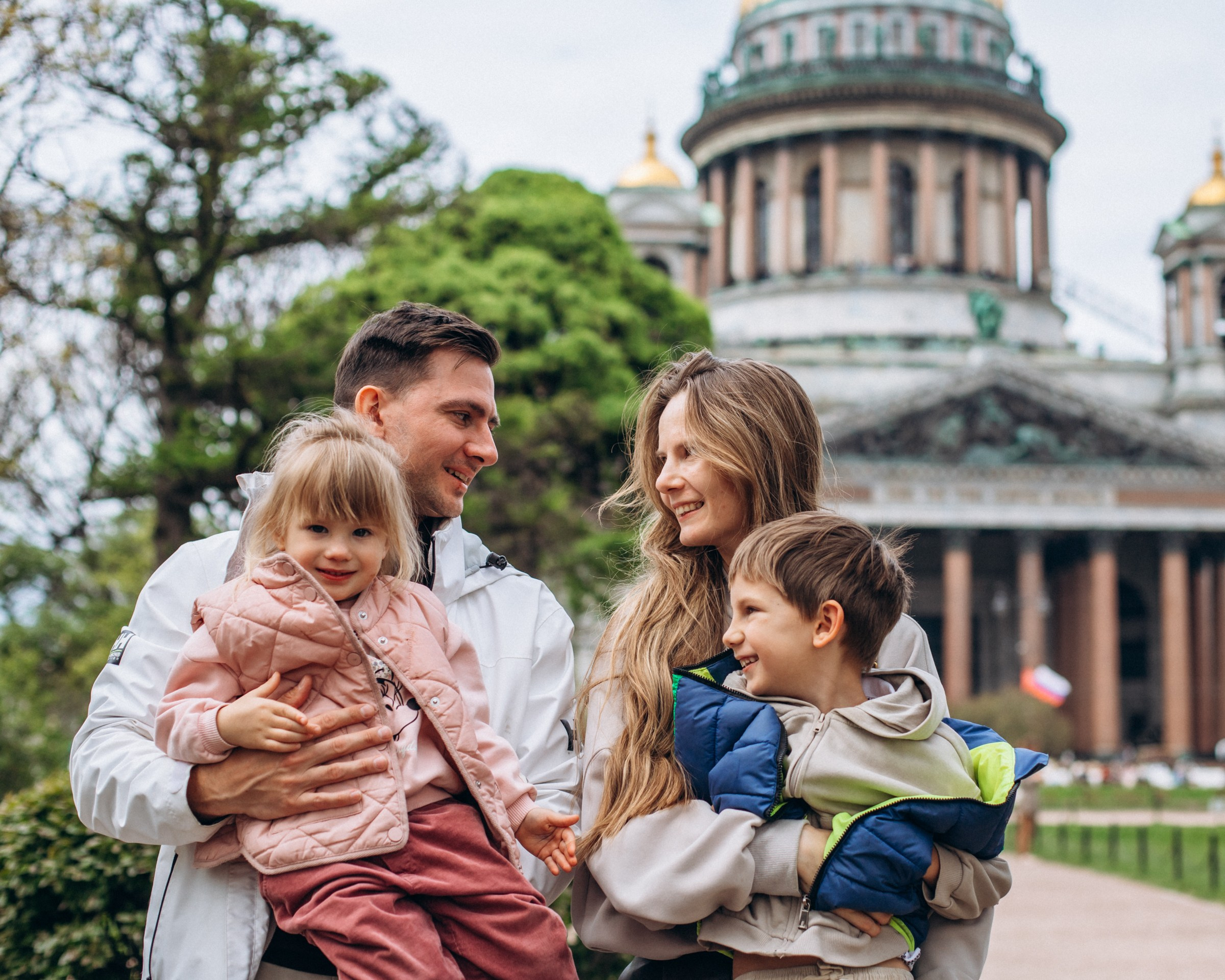 Ирина с семьей в мае. Фотопрогулка в Петербурге. Индивидуальный и семейный фотограф в Санкт-Петербурге