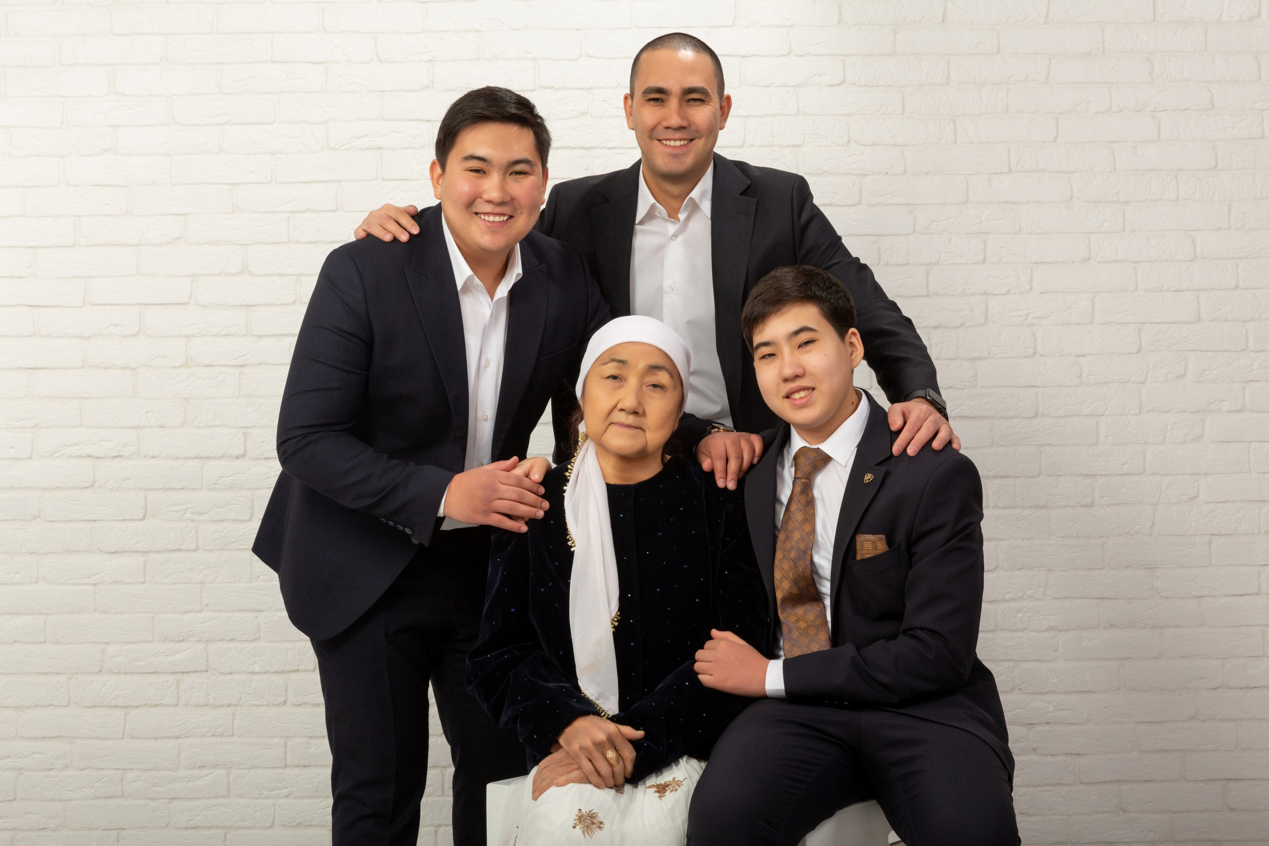 Фотосессия для большой семьи Алматы. Фотостудия Алматы. Семейная и детская фотостудия Family studio.Фотограф Алматы