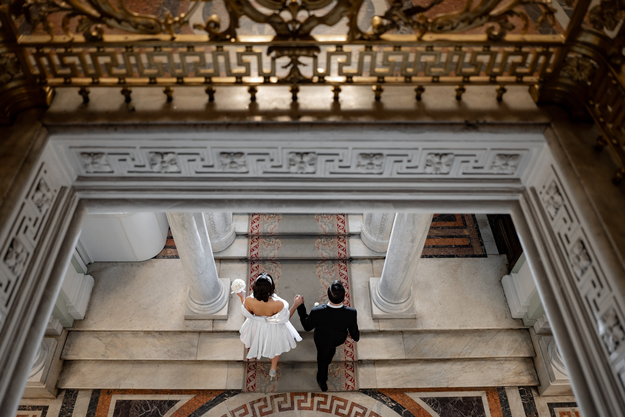 Свадебная фотосессия на Вокзале и рядом с Исаакиевским собором. Свадебный фотограф Александр Невский в Санкт-Петербурге