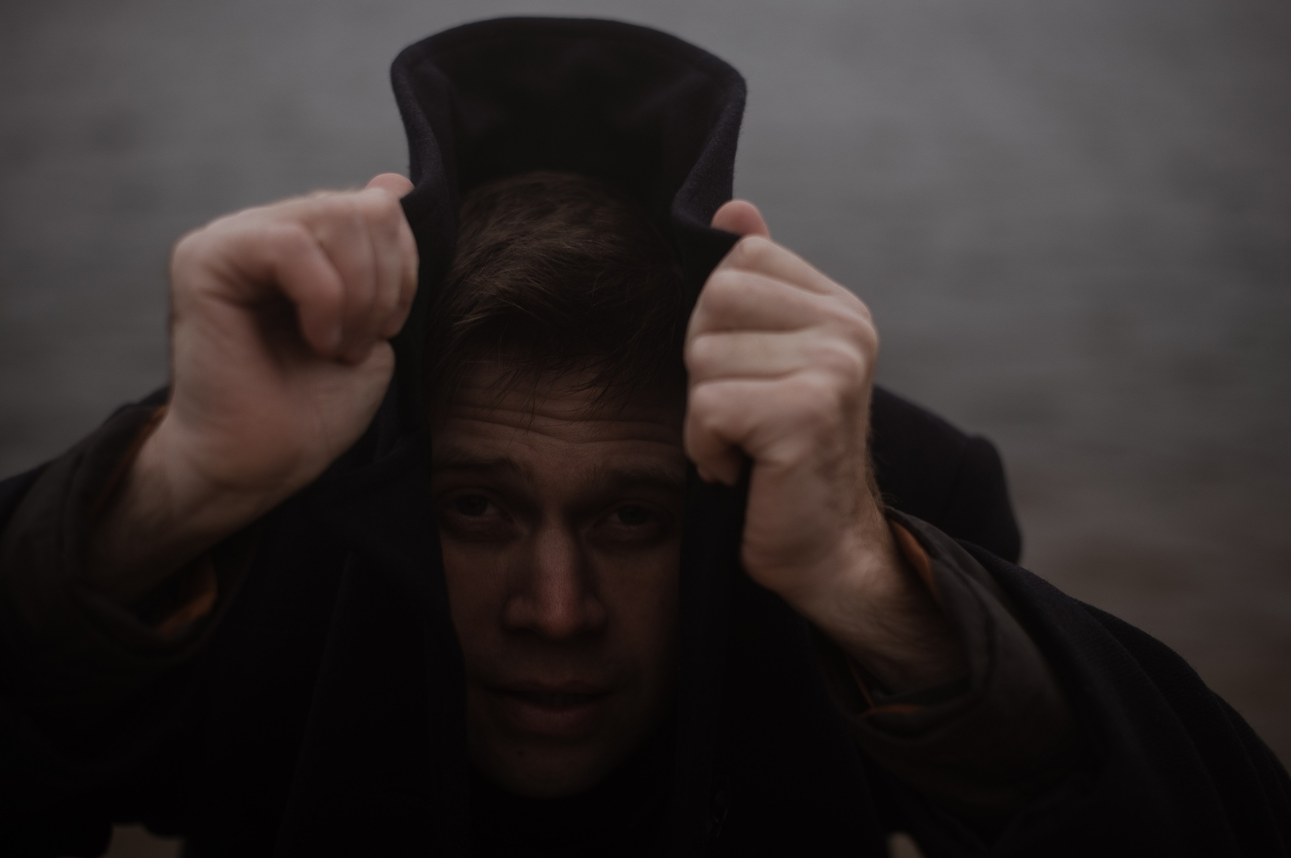 Арсений, пасмурная вода в осени. Свадебный фотограф в Ярославле Денис Медоваров