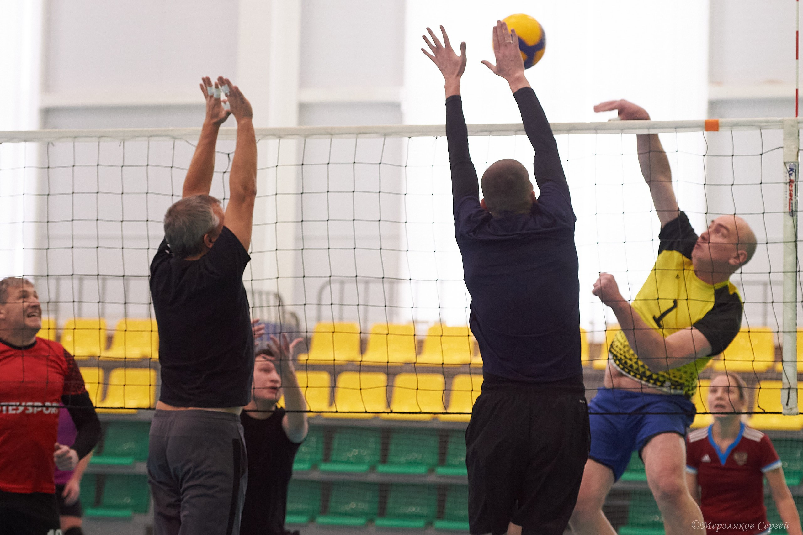 Новогодний волейбольный турнир. Ижевск. 16.12.23. Спортивный репортажный фотограф в Ижевске Сергей Мерзляков