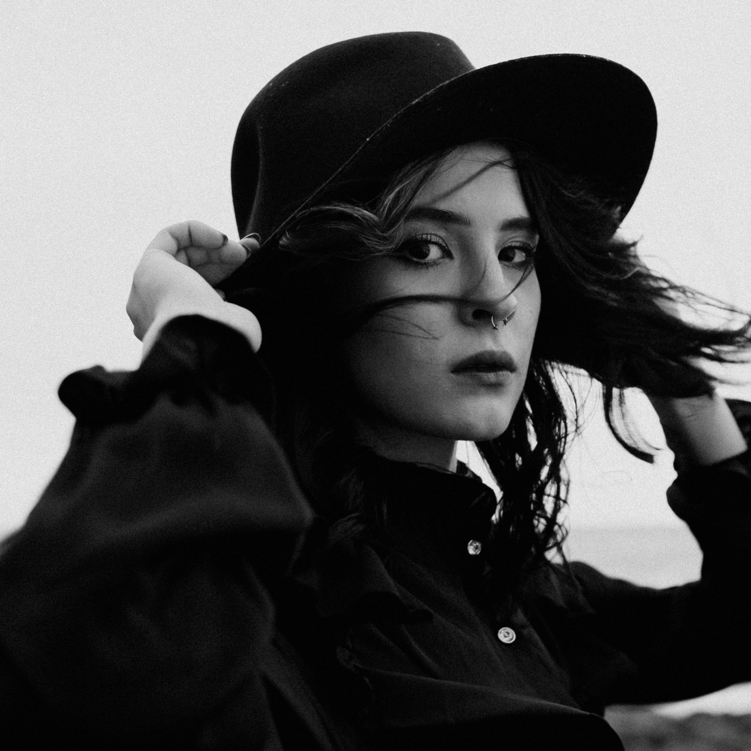 Съёмка у моря с оленьими рогами