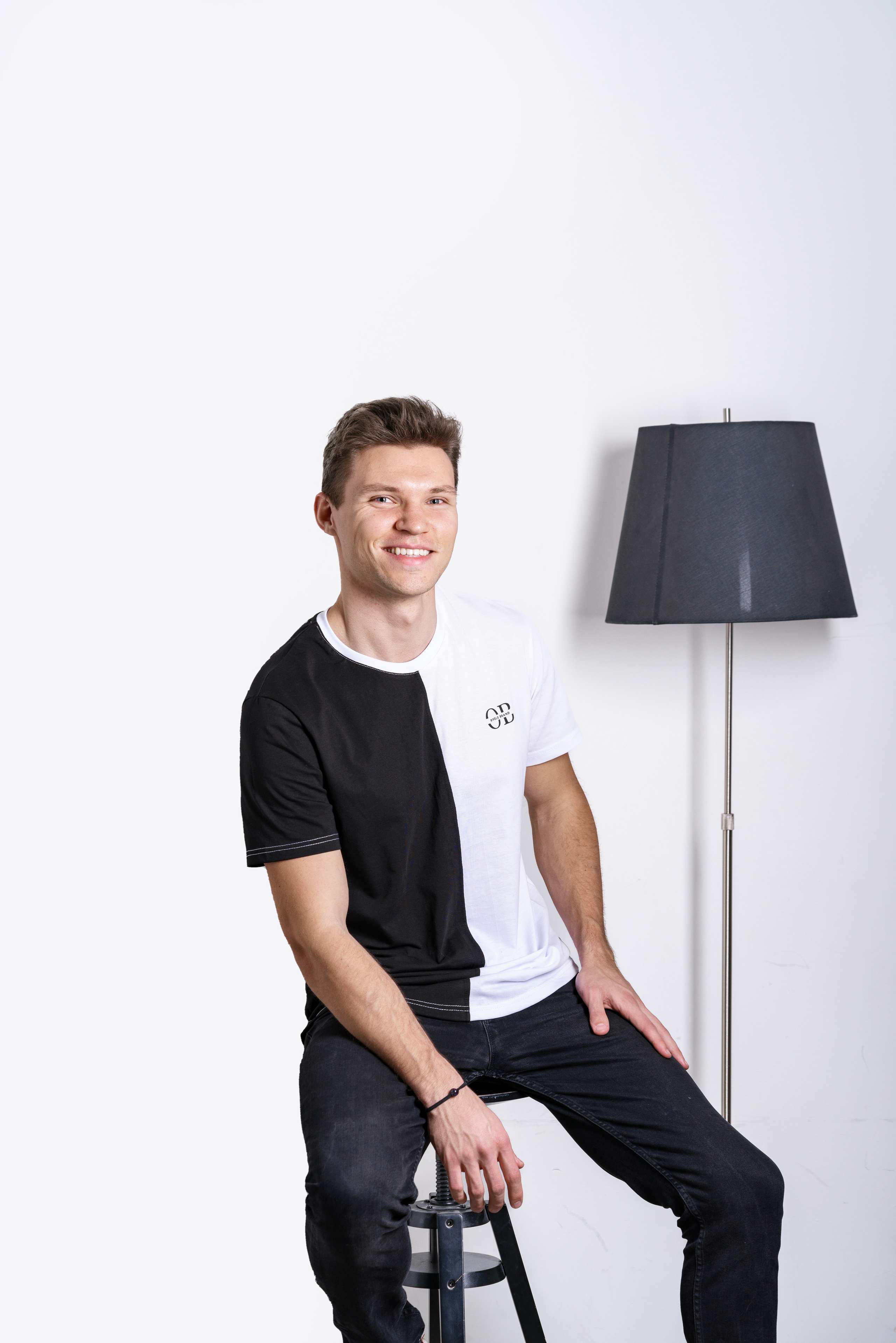 Футболка чб. KED Production — продакшн из СПб. Создаём фото, видео и контент, который помогает брендам и селлерам продавать больше