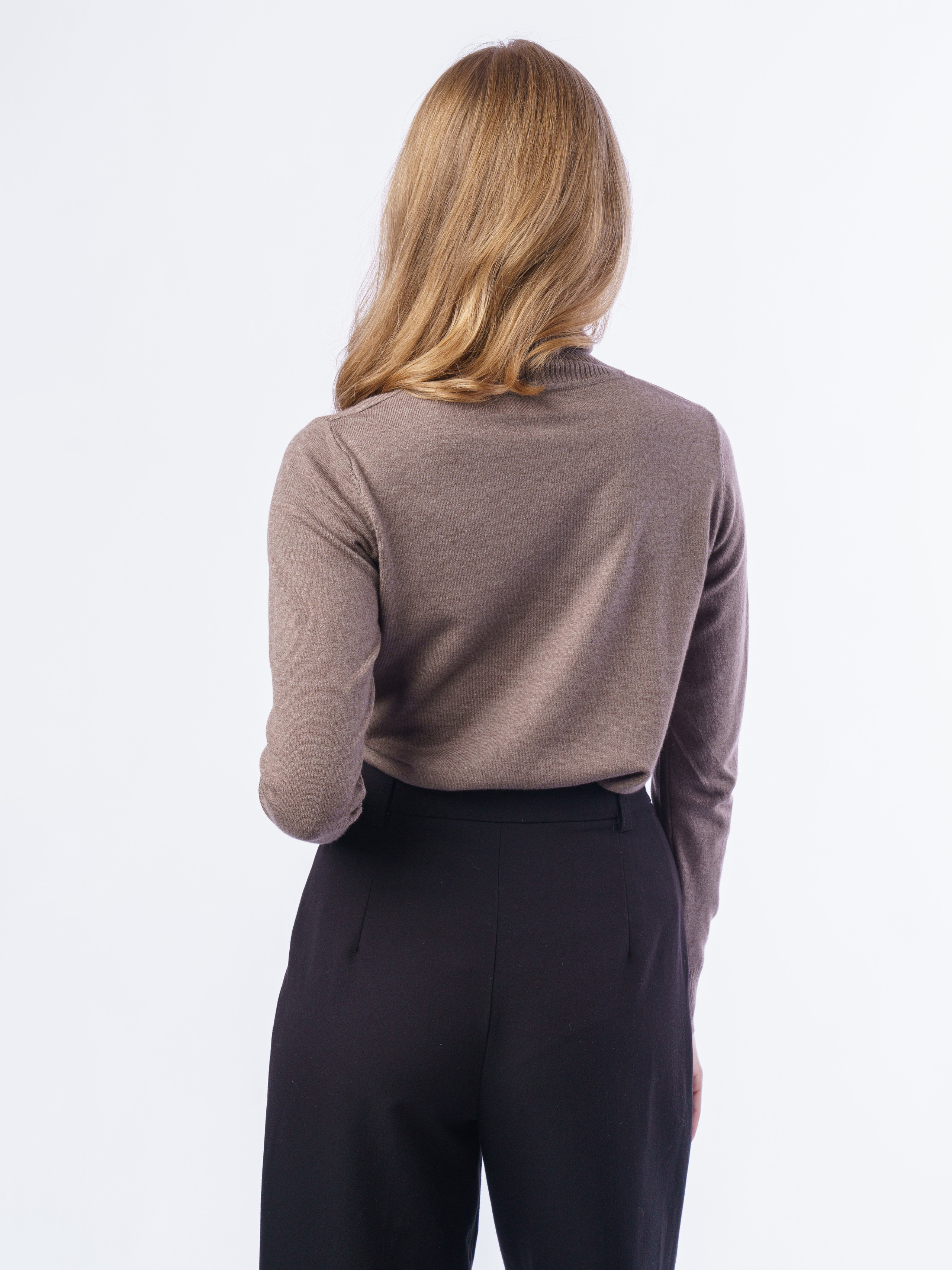 Водолазки, модель Мария и Елена. KED Production — продакшн из СПб. Создаём фото, видео и контент, который помогает брендам и селлерам продавать больше