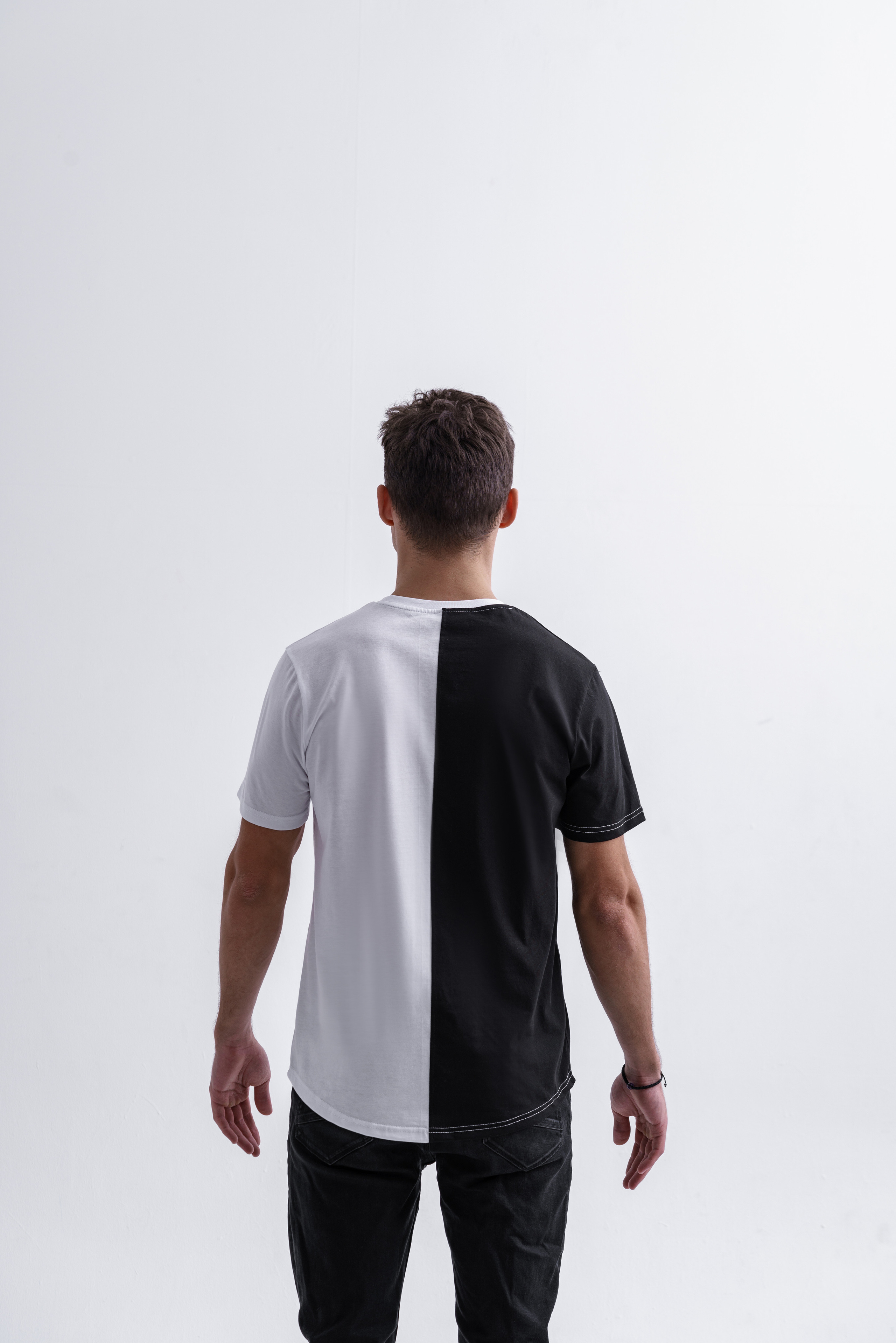 Футболка чб. KED Production — продакшн из СПб. Создаём фото, видео и контент, который помогает брендам и селлерам продавать больше