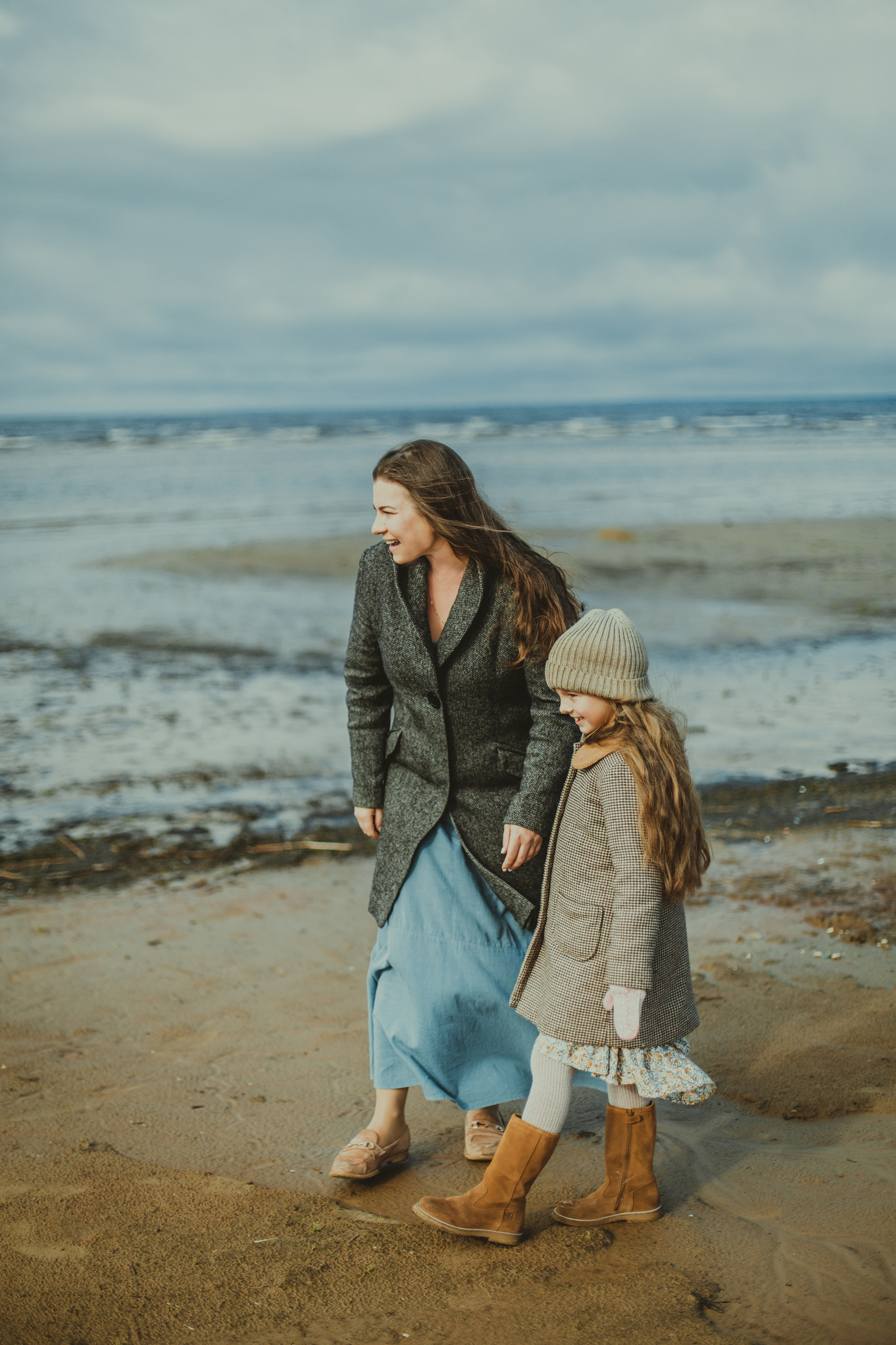 Фотосессия двух стильно одетых девочек с родителями на Финском заливе. Детский, свадебный и семейный фотограф Юлия Курбатова, Санкт-Петербург