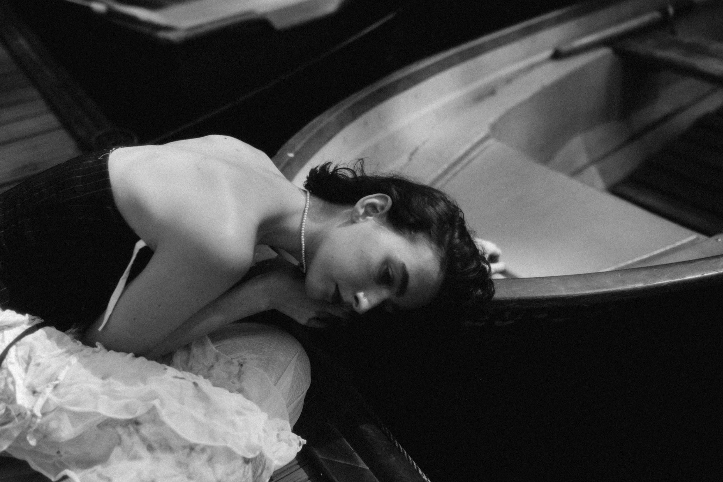 Молодая девушка в лодке