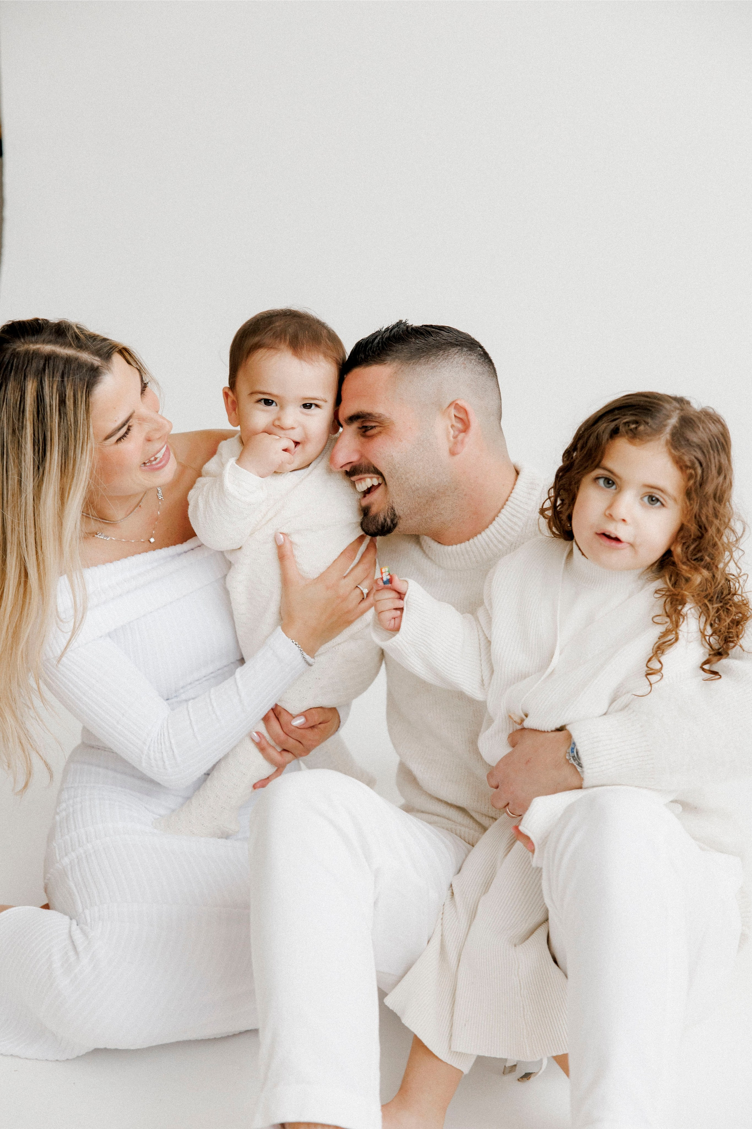 Family photoshoot in White Studio. Wedding and family photographer