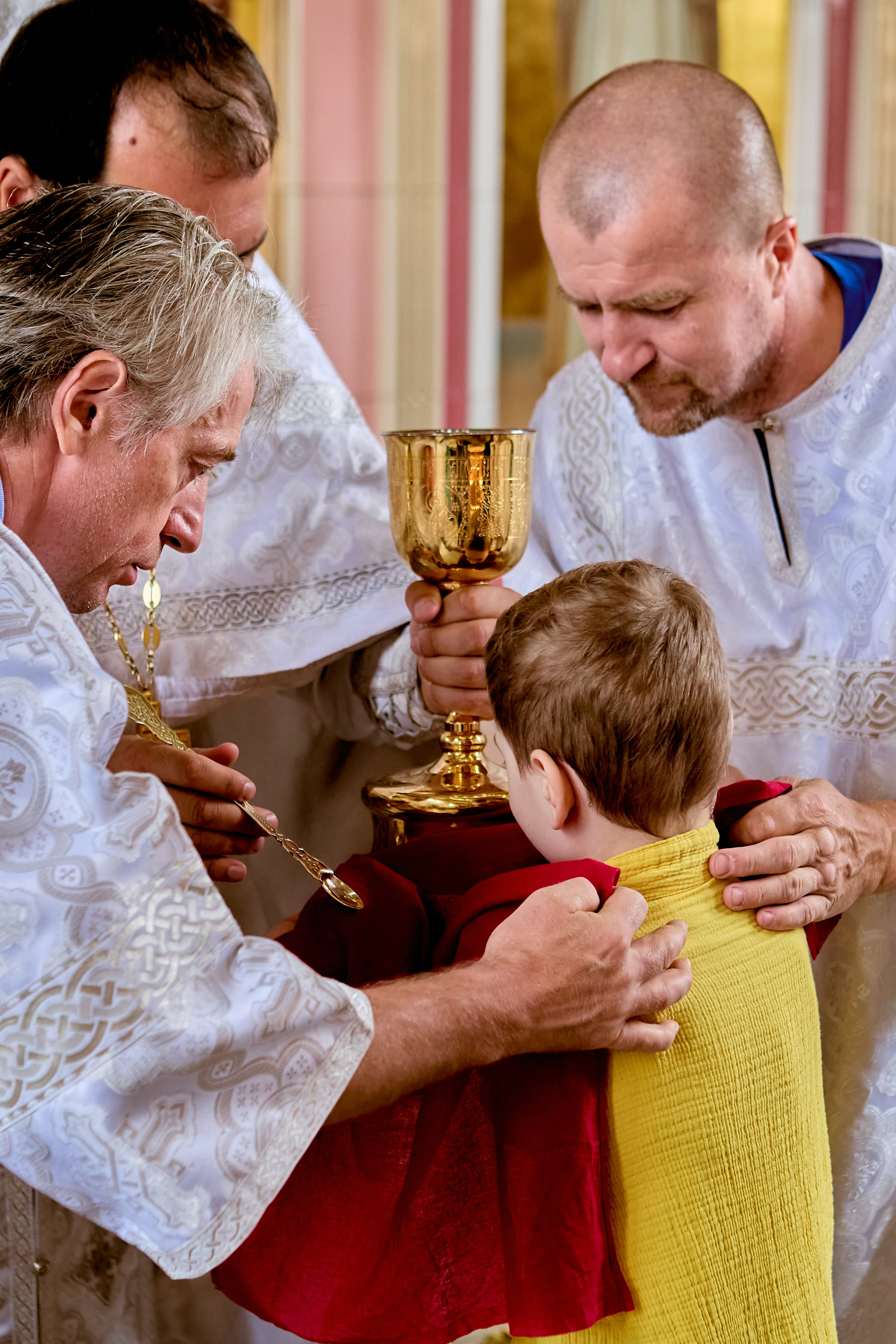 Дети на службе — символ надежды и Божьей защиты, фото православного фотографа Николая Голованова, г. Дзержинск.