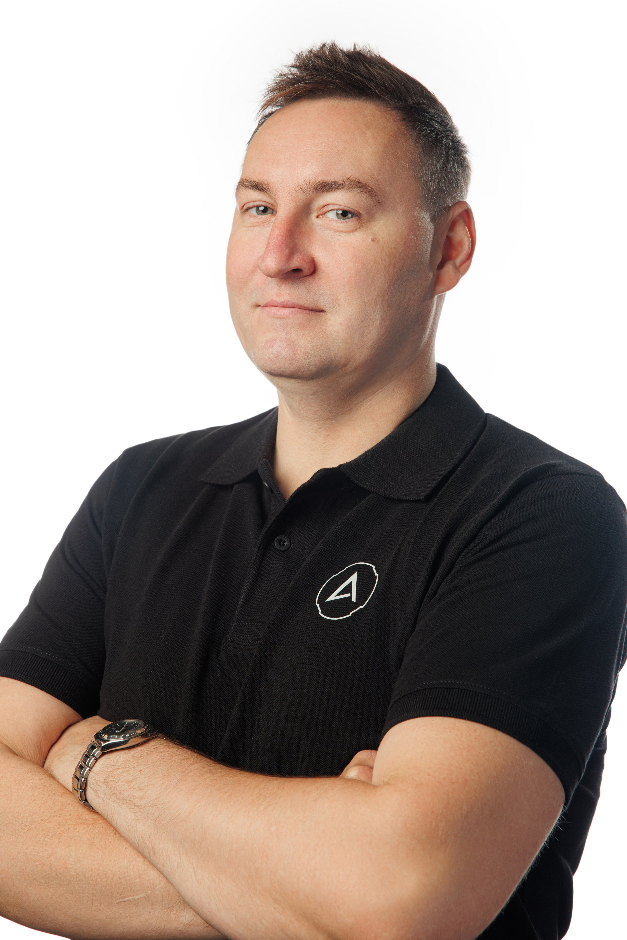 Корпоративный портрет сотрудника на белом фоне