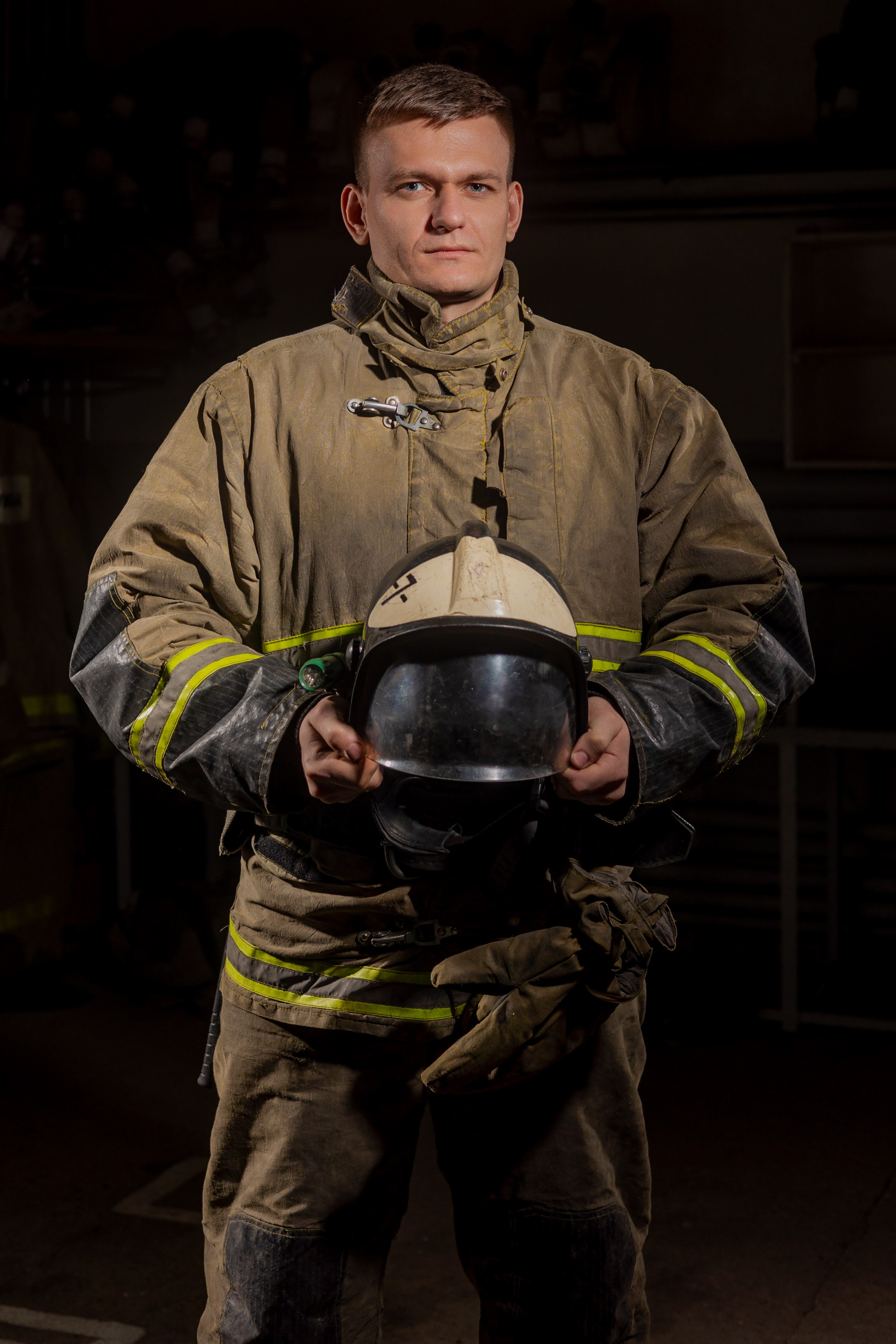 Пожарные на чёрном фоне со шлемом в руках Кемерово Кузбасс Сибирь