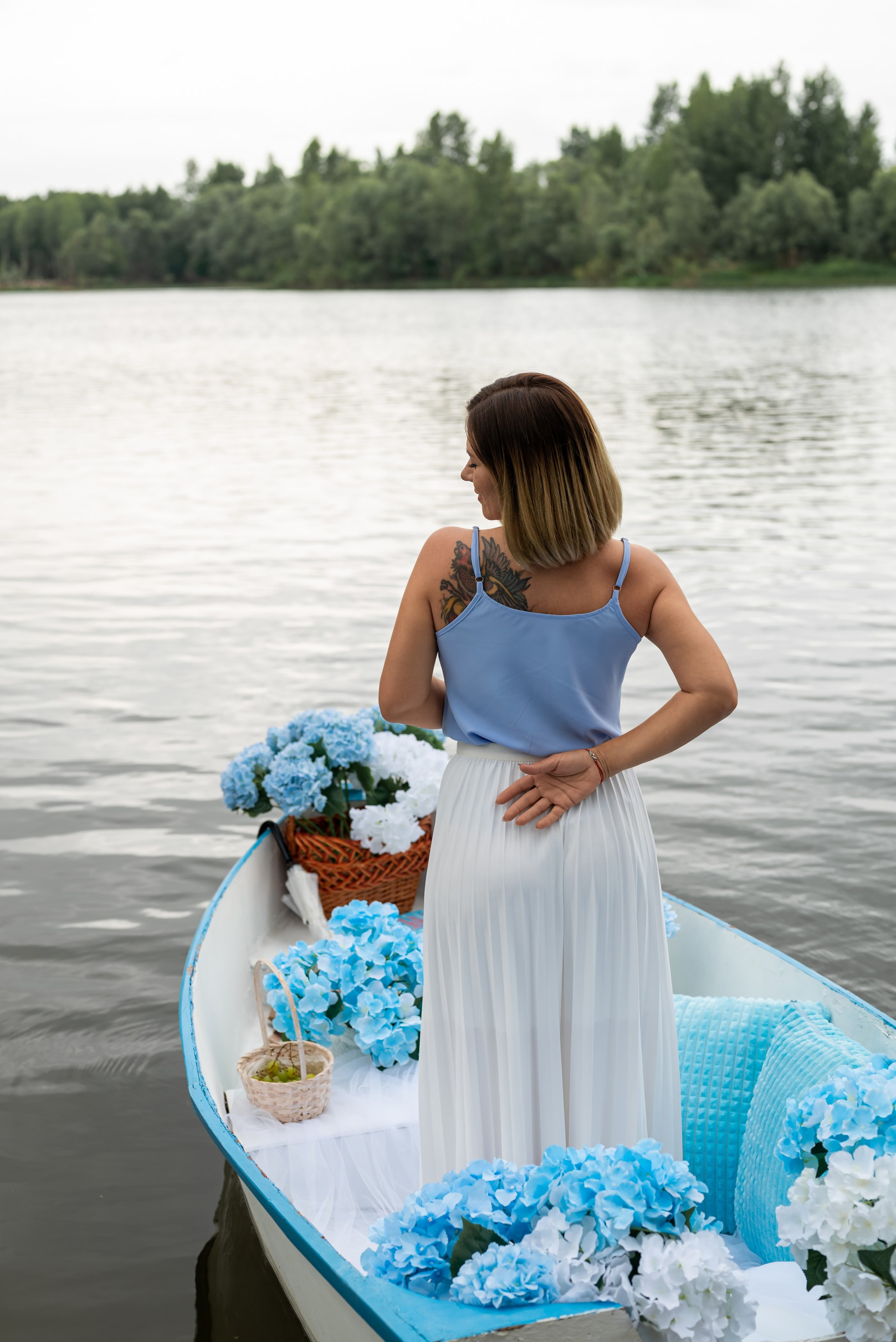 Фотопроект на лодке с голубыми гортензиями. Фотограф в городе Салават