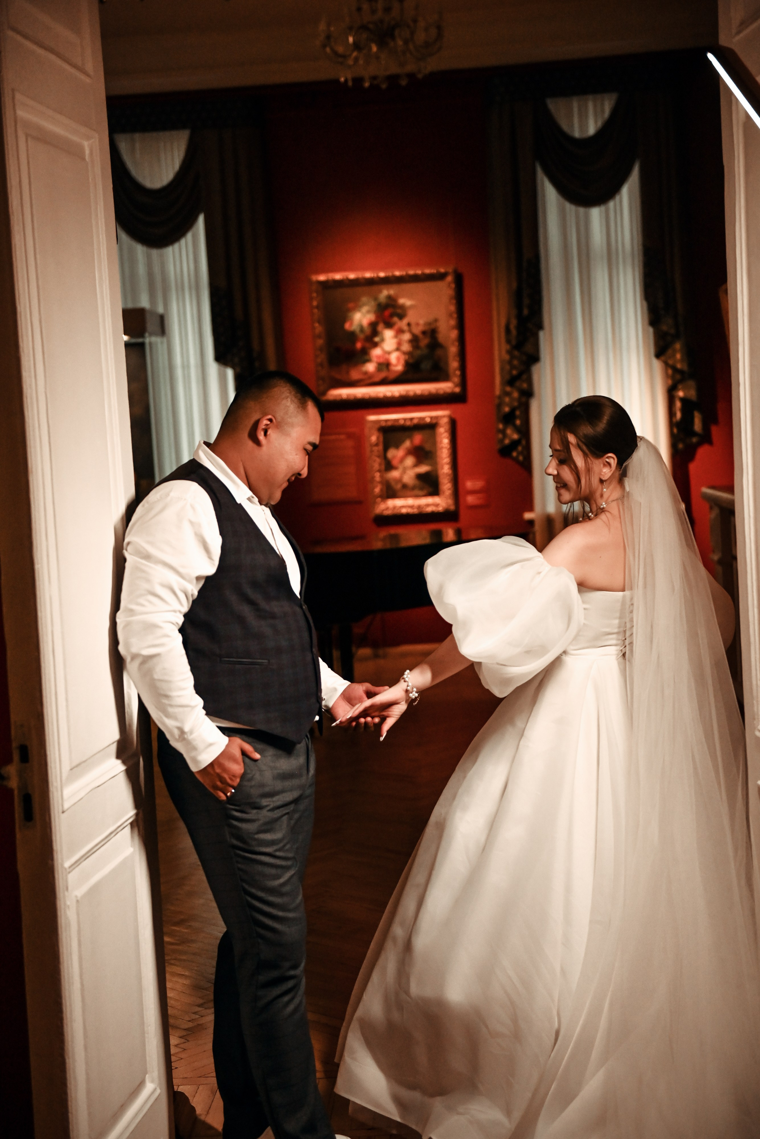 Небольшая свадебная серия в музее и прогулкой под дождем Эльмиры и Ризата. Свадебный, семейный, детский, контент фотограф в Омске Максим Ильин