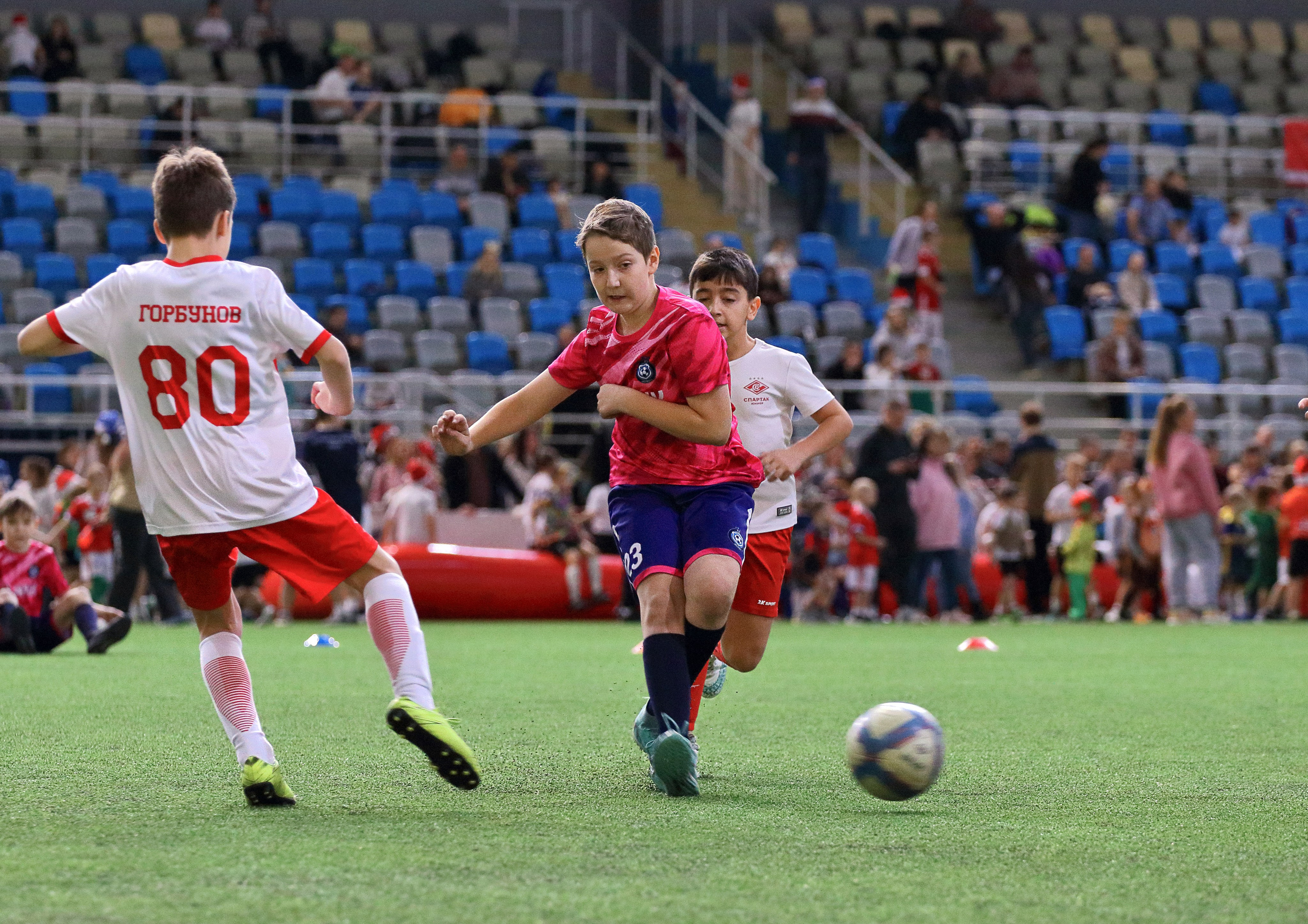 Защитник прерывает атаку футболистов команды соперника