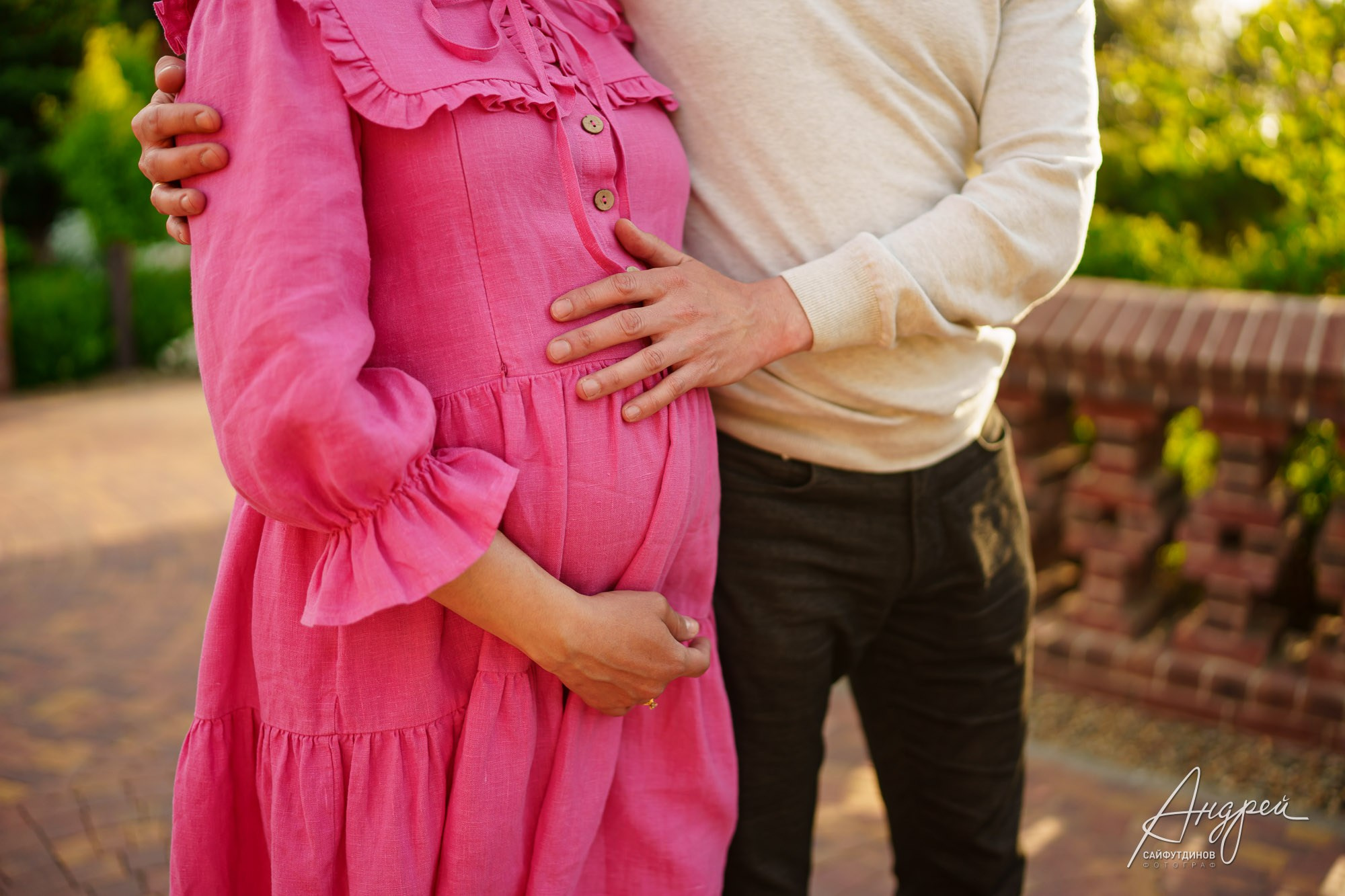 Крупный план живота беременной и руки супруга в Олд Хаус | Фотосессия беременности на закате | Фотограф Андрей Сайфутдинов Ростов-на-Дону