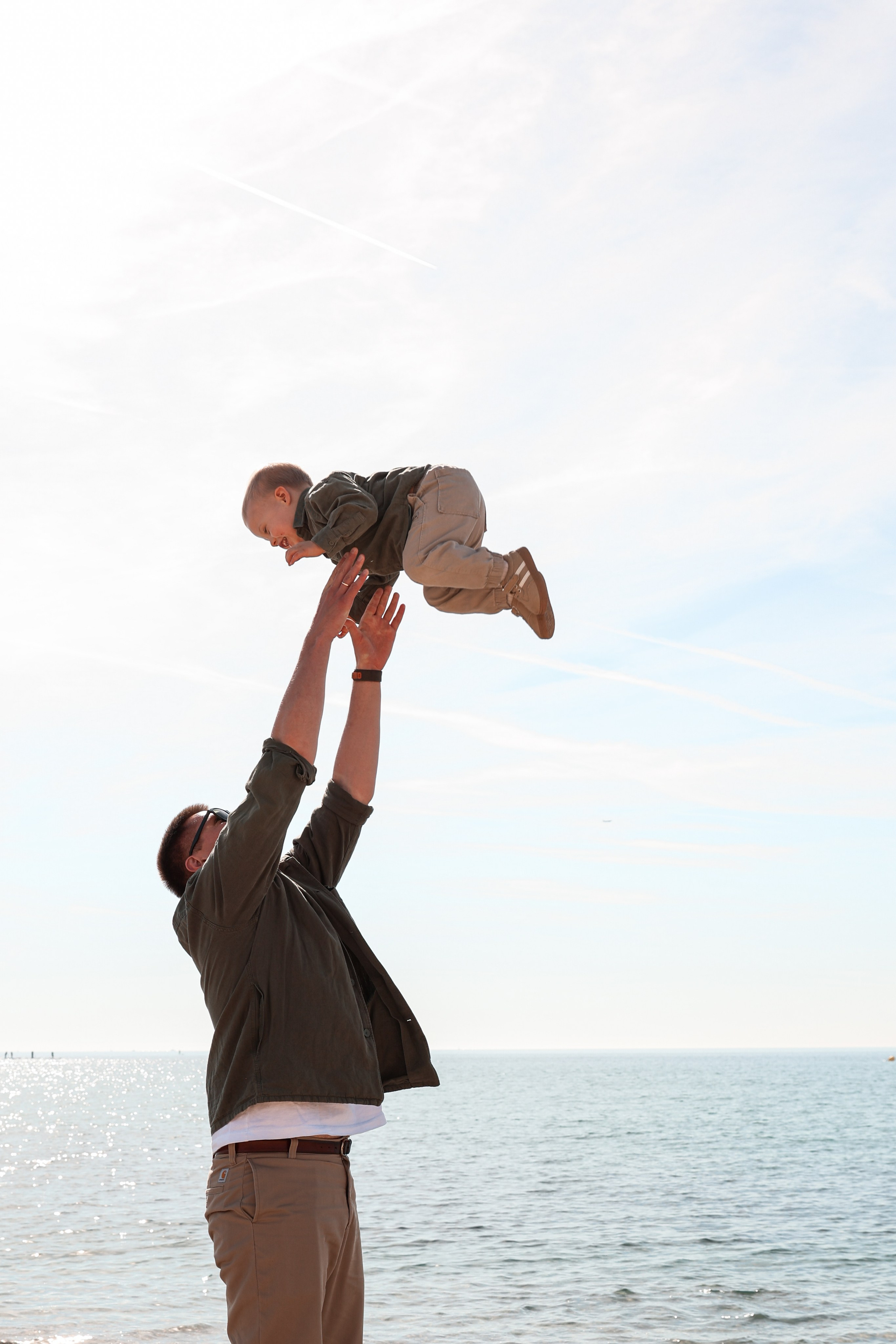 Seashore with a toddler. Natalia Zhuravleva|family, newborn, maternity photographer in Barcelona